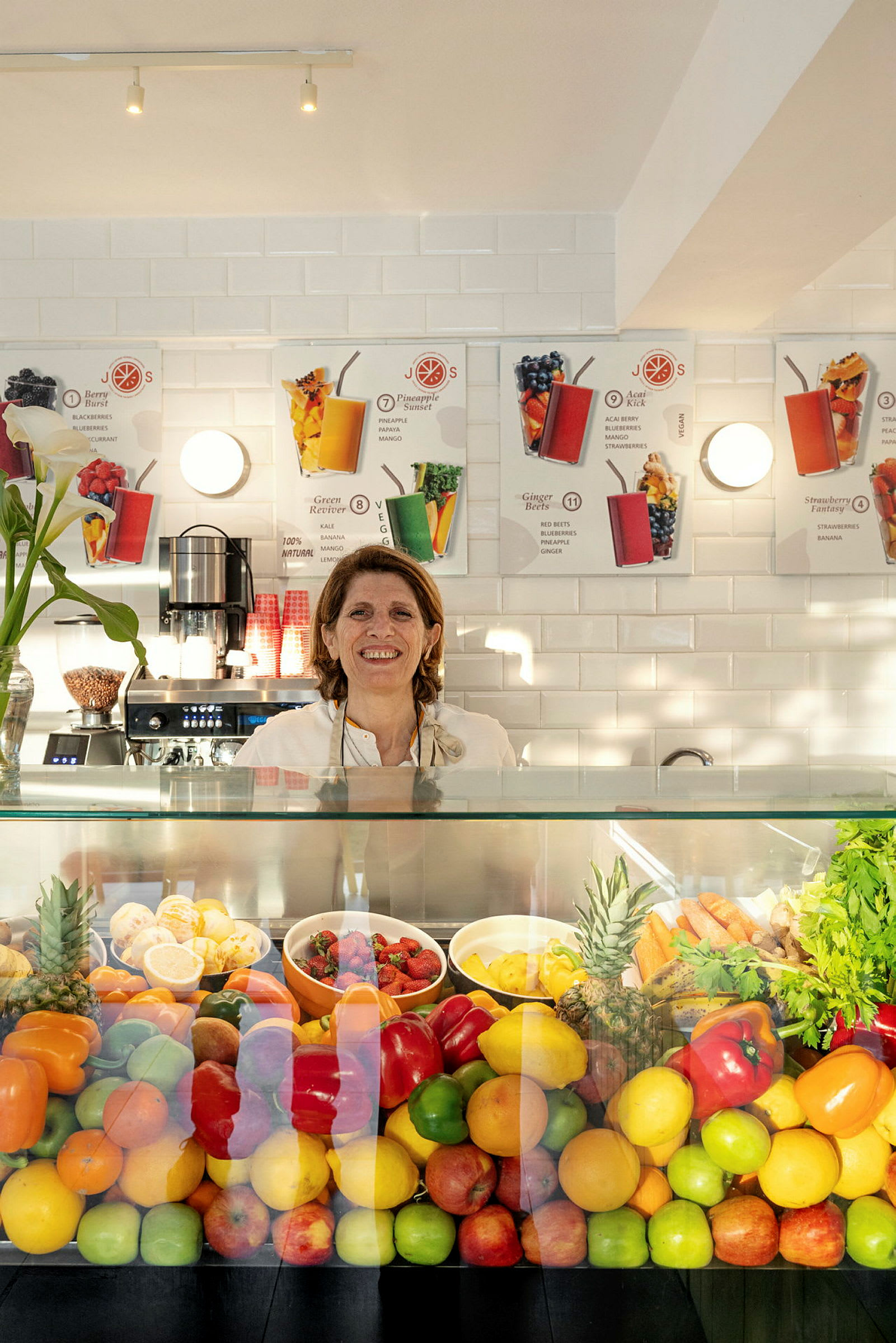 Utstilling med forskjellige friske frukter og grønnsaker på en juicebar. (AI-generert tekst)