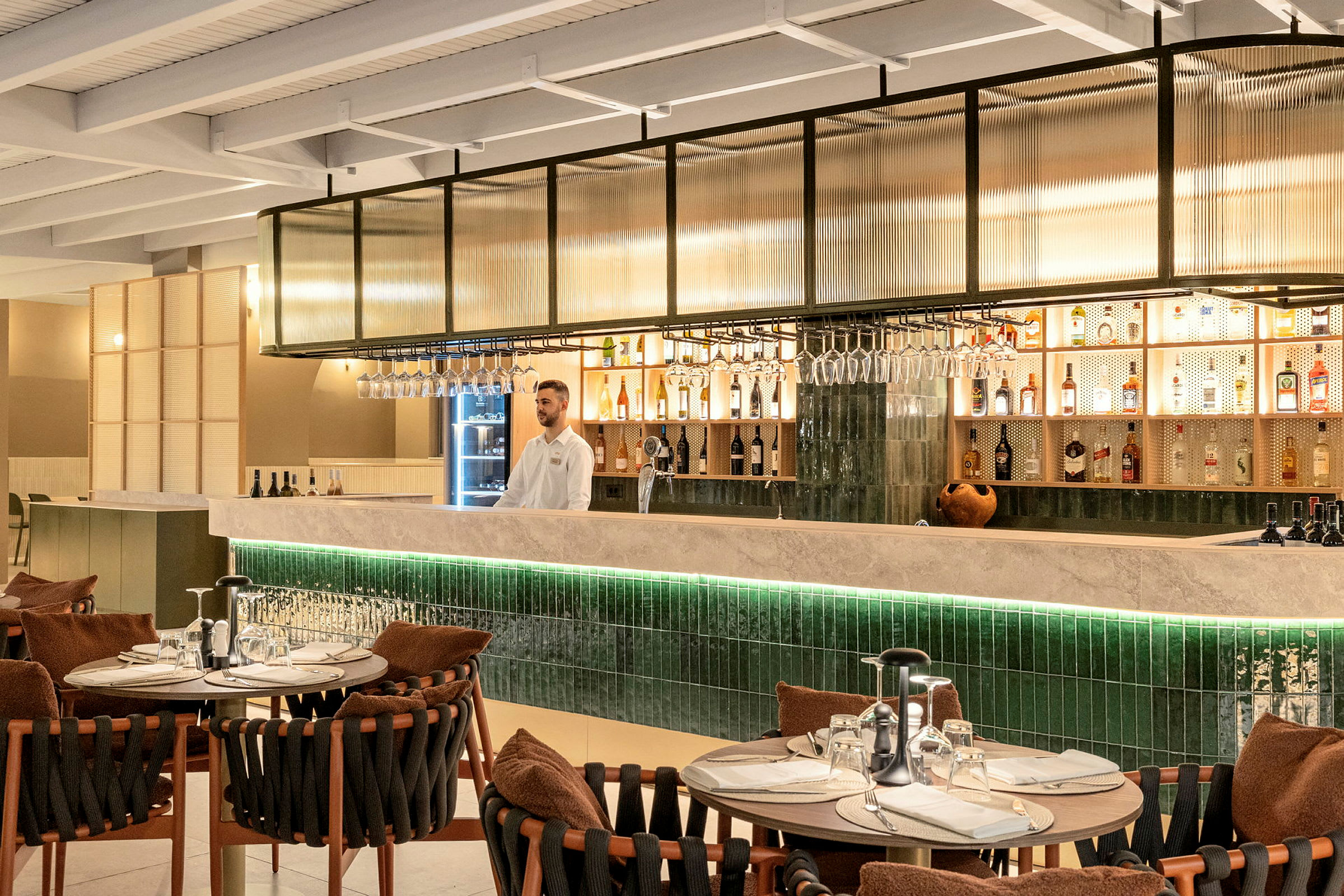 En innredet restaurant med et velfylt barskap og bord med dekket servise. (AI-generert tekst)