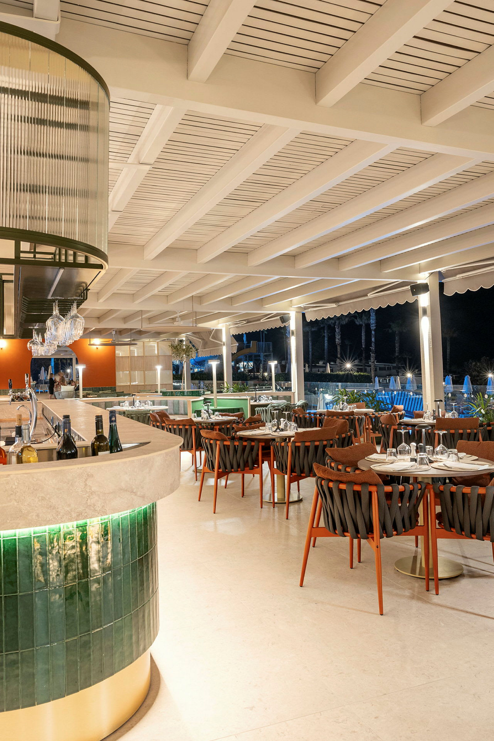 Restaurant med moderne stoler og oppdekket bord. (AI-generert tekst)