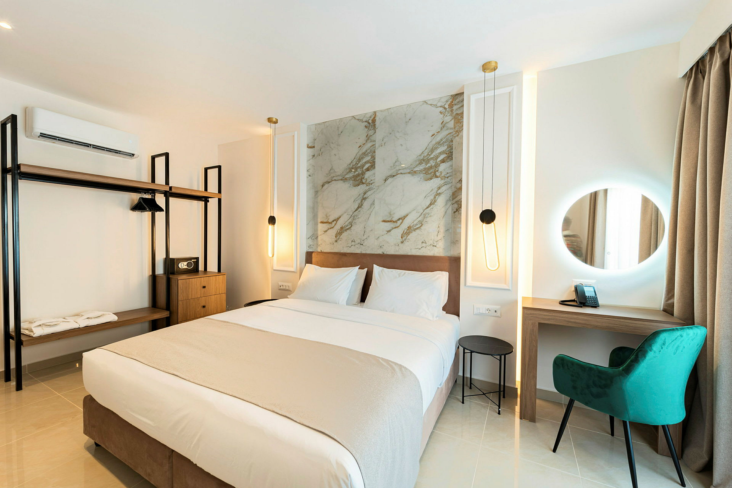 Et moderne hotellrom med dobbeltseng, marmordekorasjon og skrivebord. (AI-generert tekst)