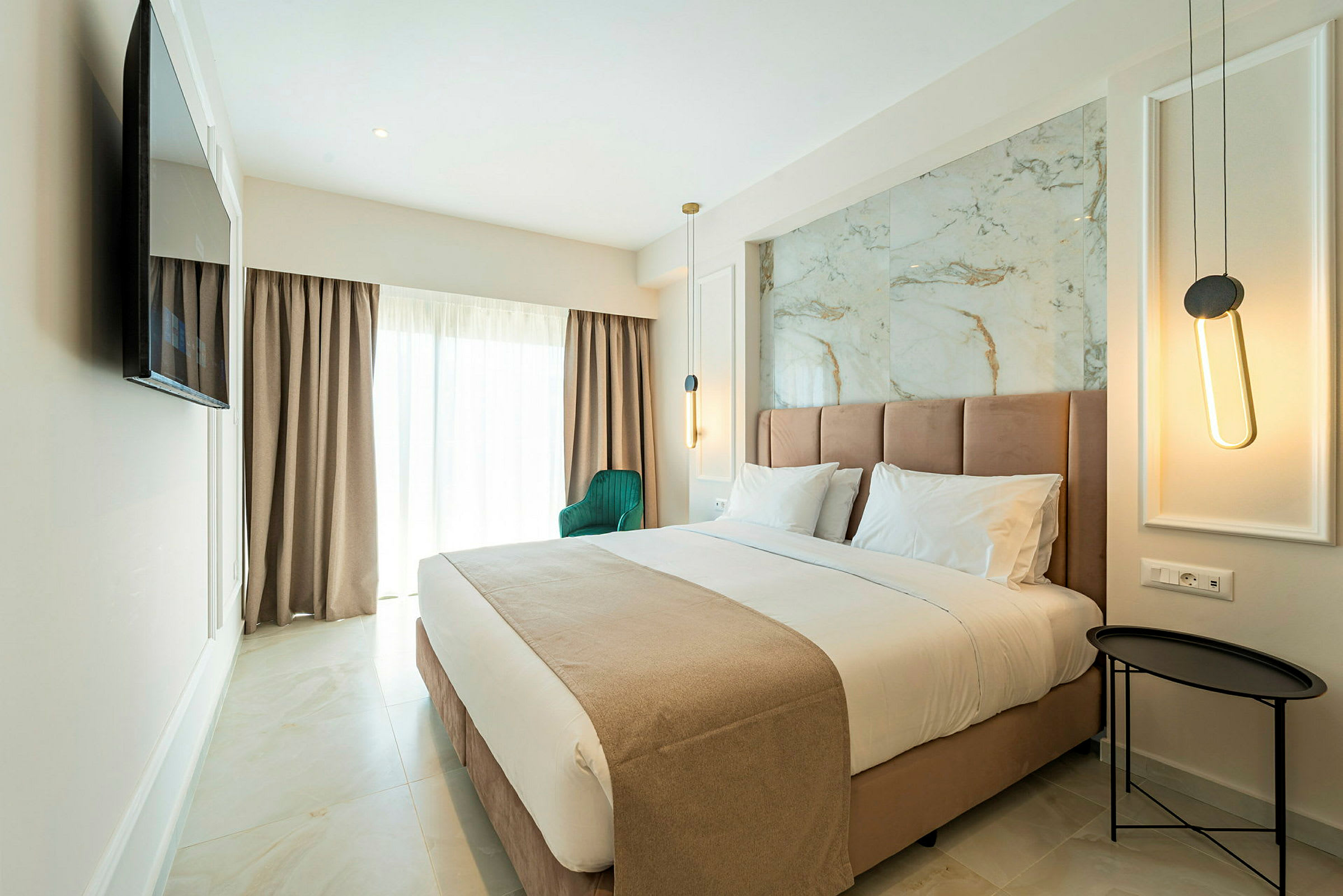 Et moderne hotellrom med en stor seng og elegant innredning. (AI-generert tekst)