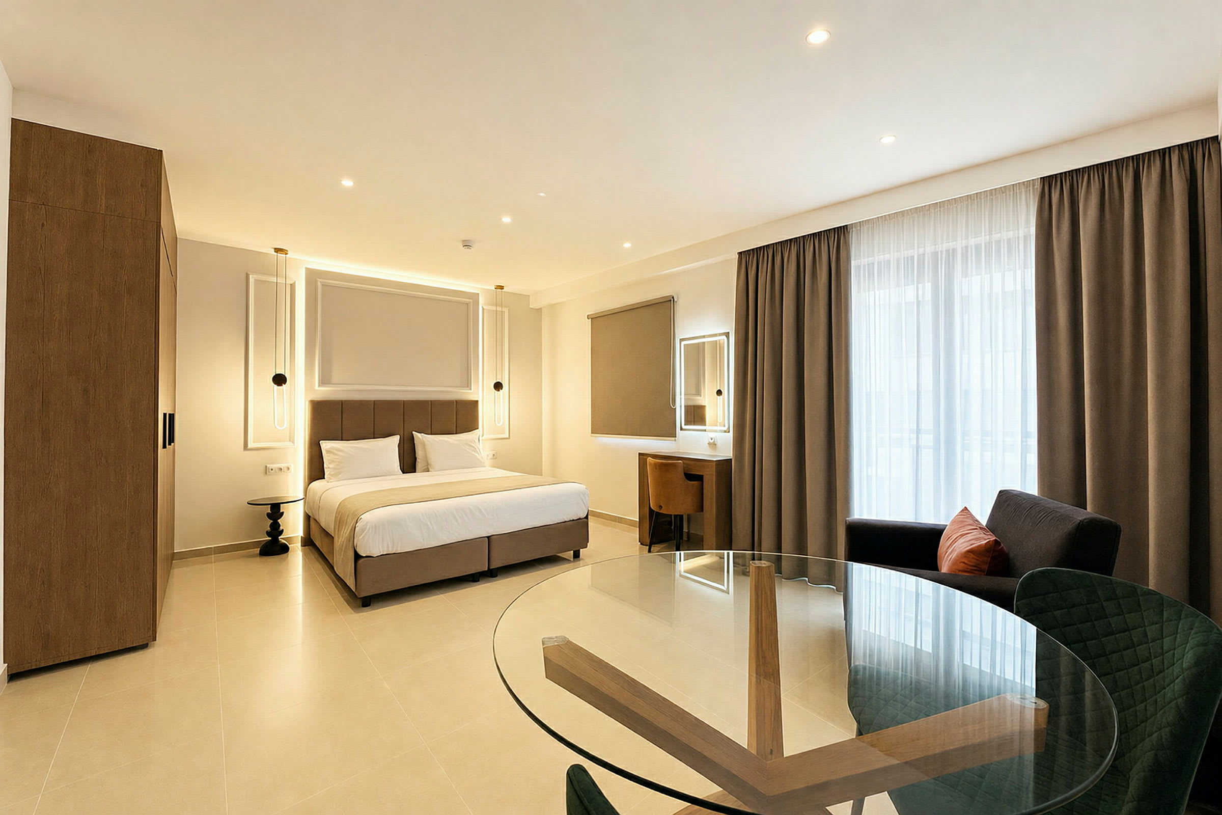 Bilde av et moderne hotellrom med stor seng, skrivebord, sitteområde og glassbord. (AI-generert tekst)