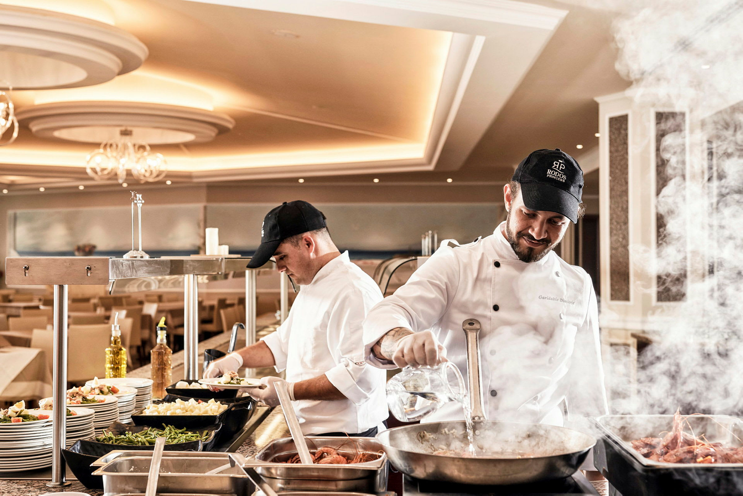 Kokker tilbereder mat ved en buffé på en restaurant. (AI-generert tekst)
