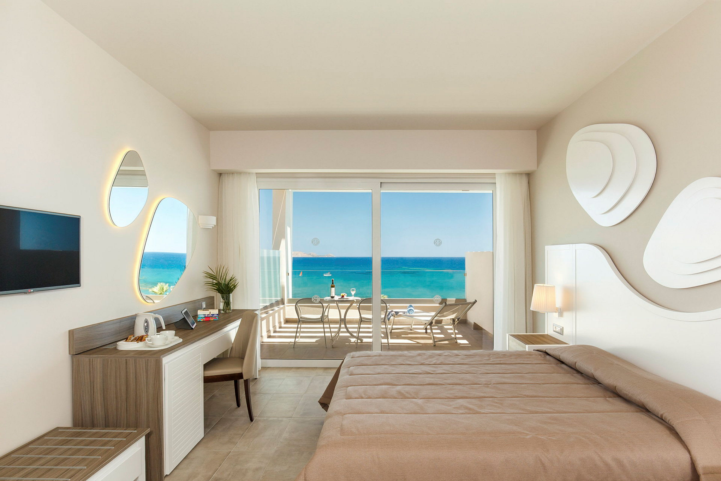 Hotellrom med utsikt over havet fra en balkong. (AI-generert tekst)