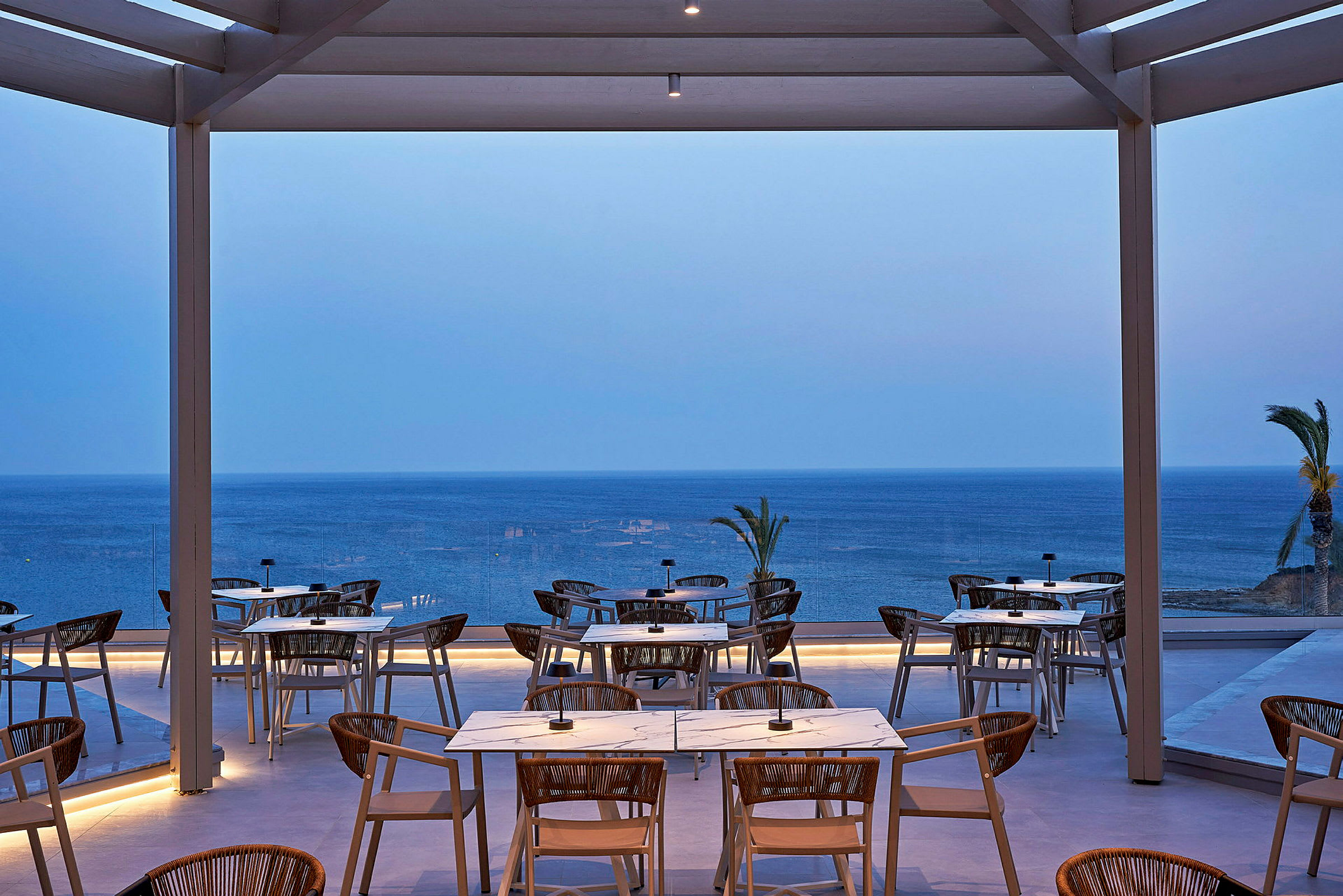 Restaurant med havutsikt og moderne innredning. (AI-generert tekst)