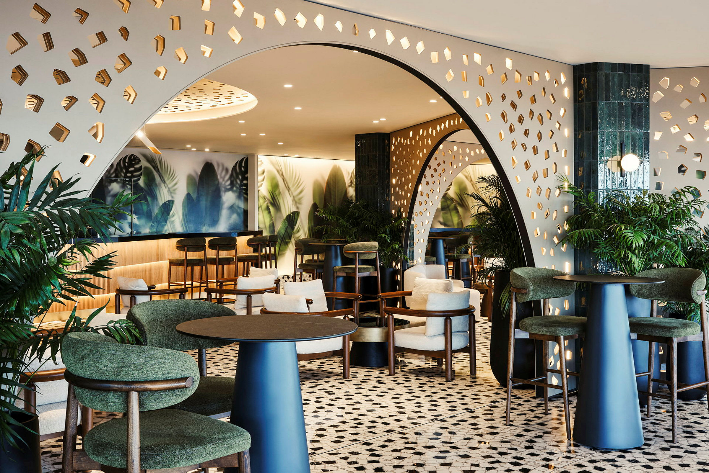 En elegant kafé med moderne tremøbler, grønne planter og dekorative buer i innredningen. (AI-generert tekst)