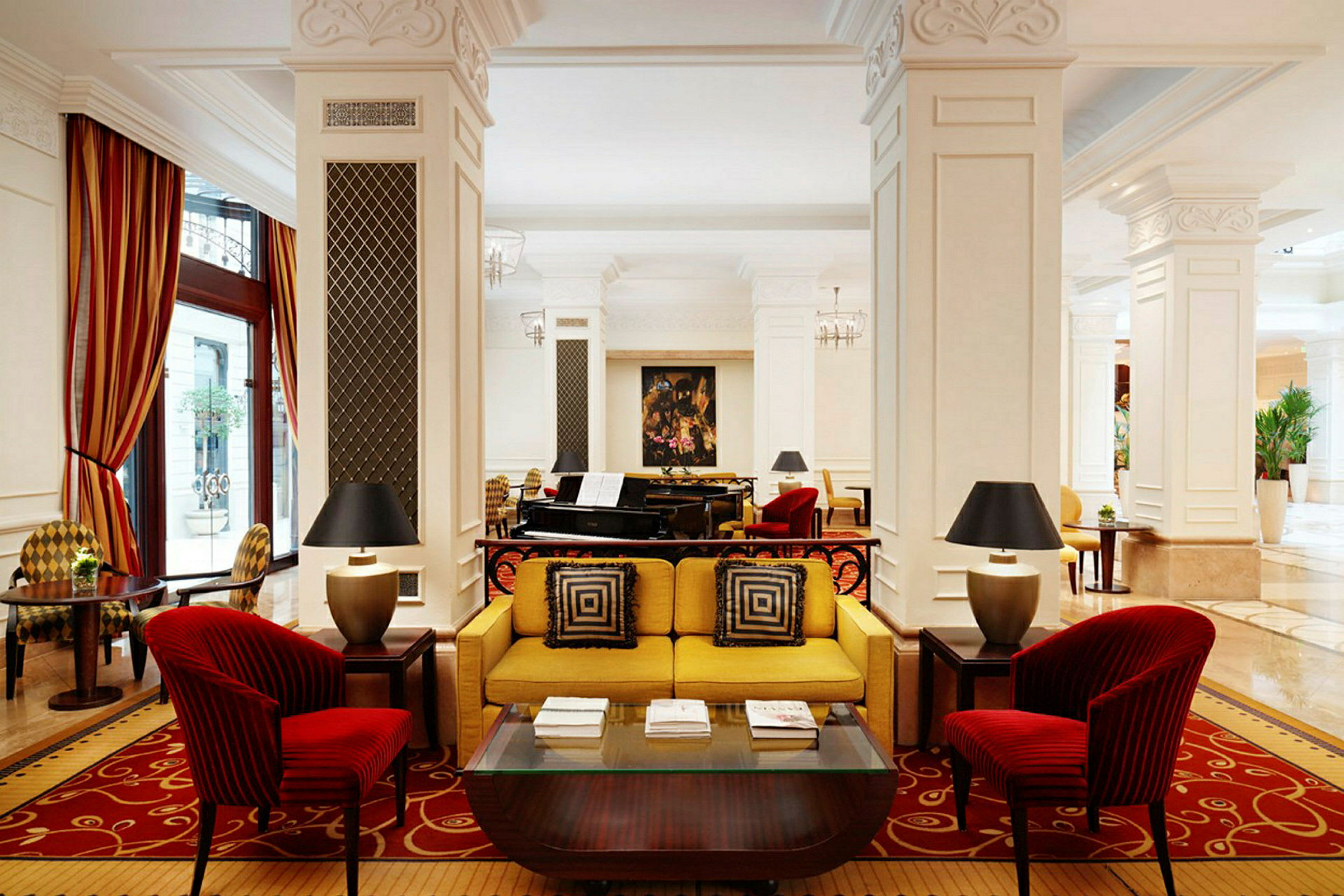 Elegant hotellobby med sofaer, lenestoler og bord. (AI-generert tekst)