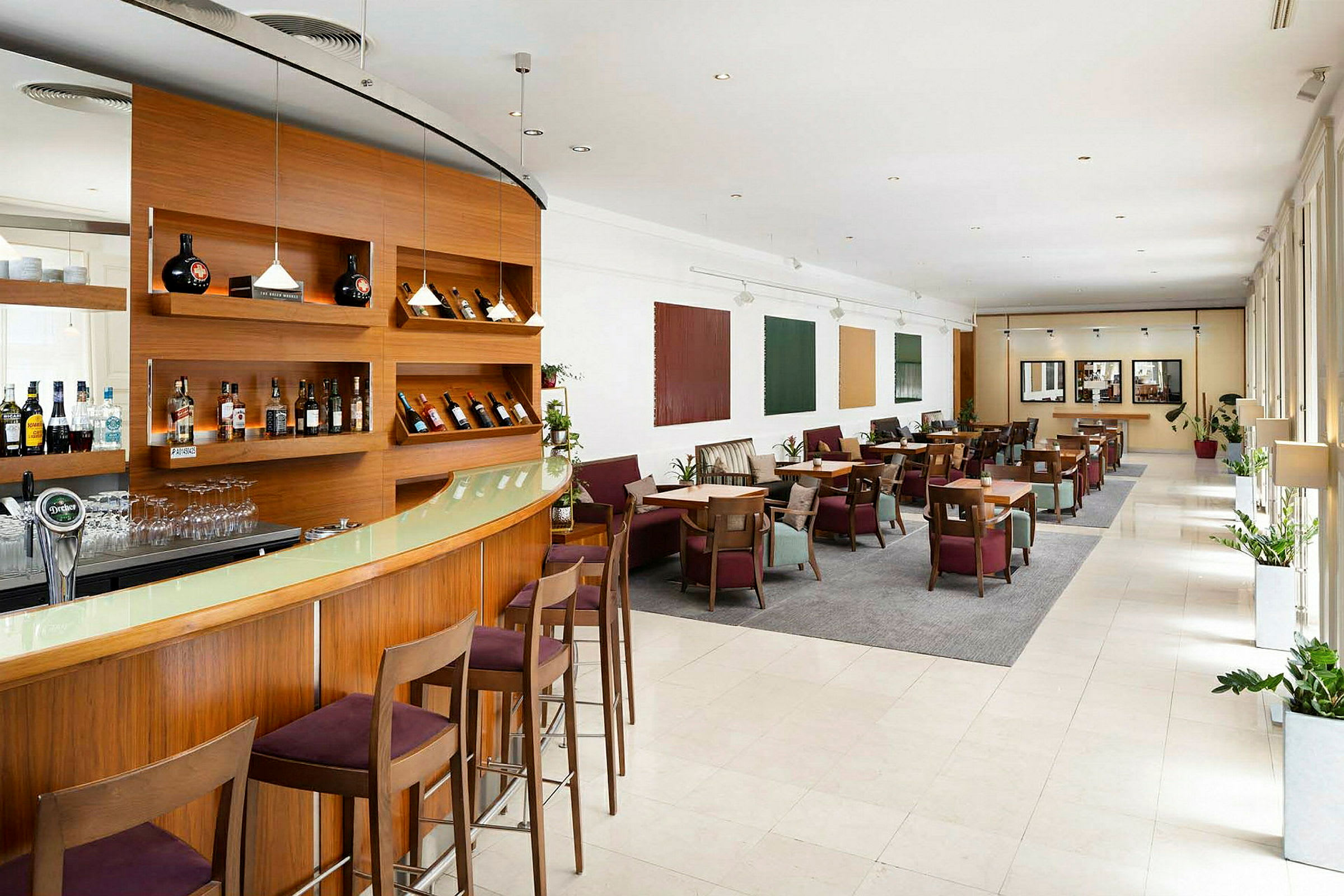 En moderne lounge med en bar i forgrunnen og sittegrupper i bakgrunnen. (AI-generert tekst)