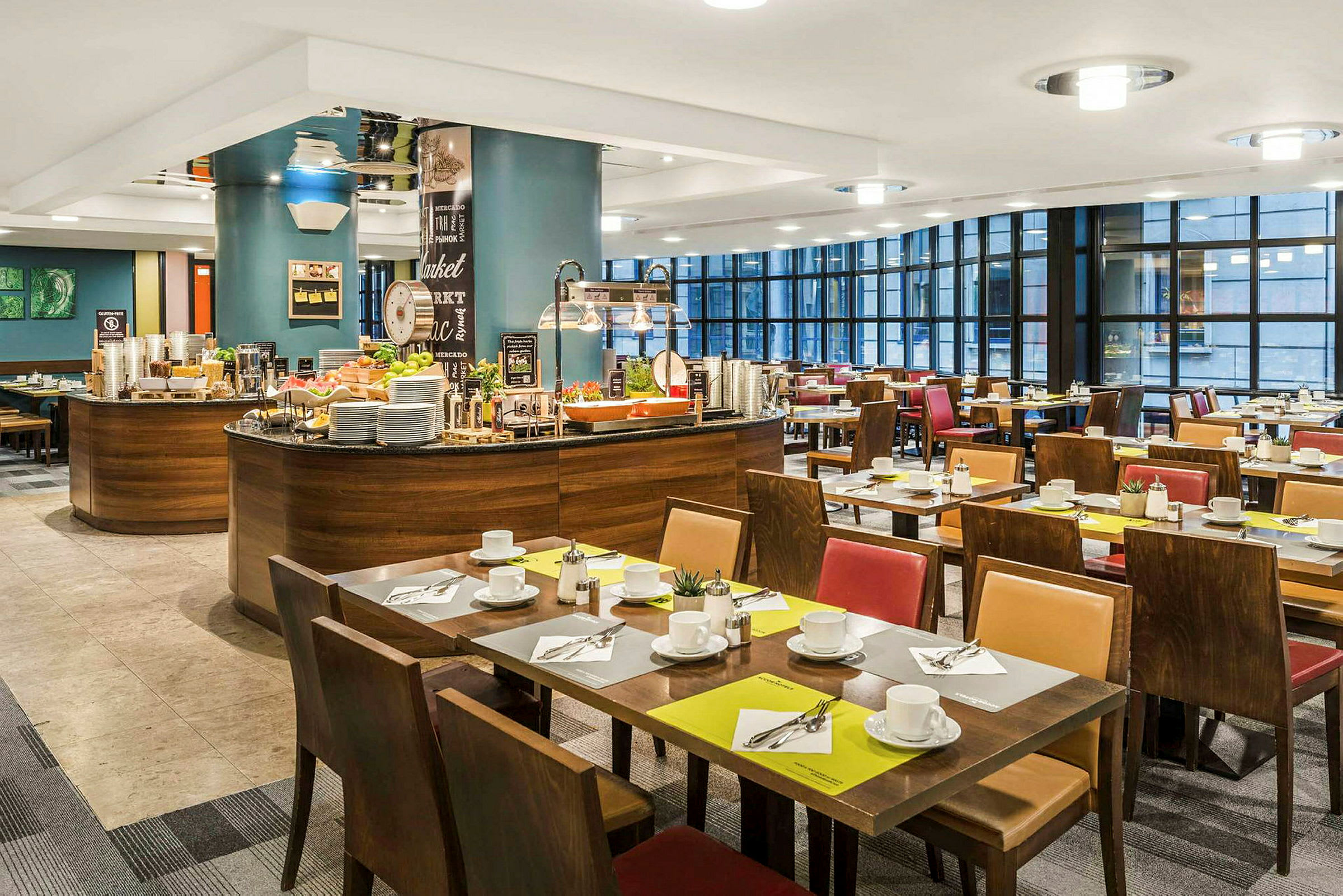 En restaurantinteriør med dekkede bord og en buffetstasjon. (AI-generert tekst)