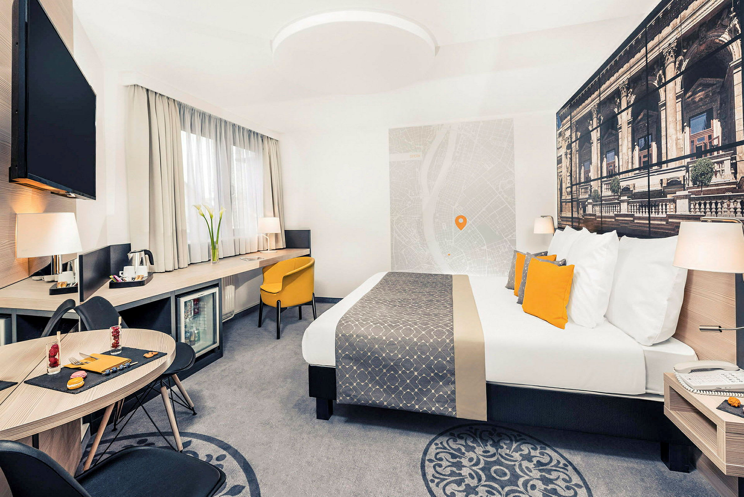 Et moderne hotellrom med dobbeltseng, skrivebord og sittegruppe. (AI-generert tekst)