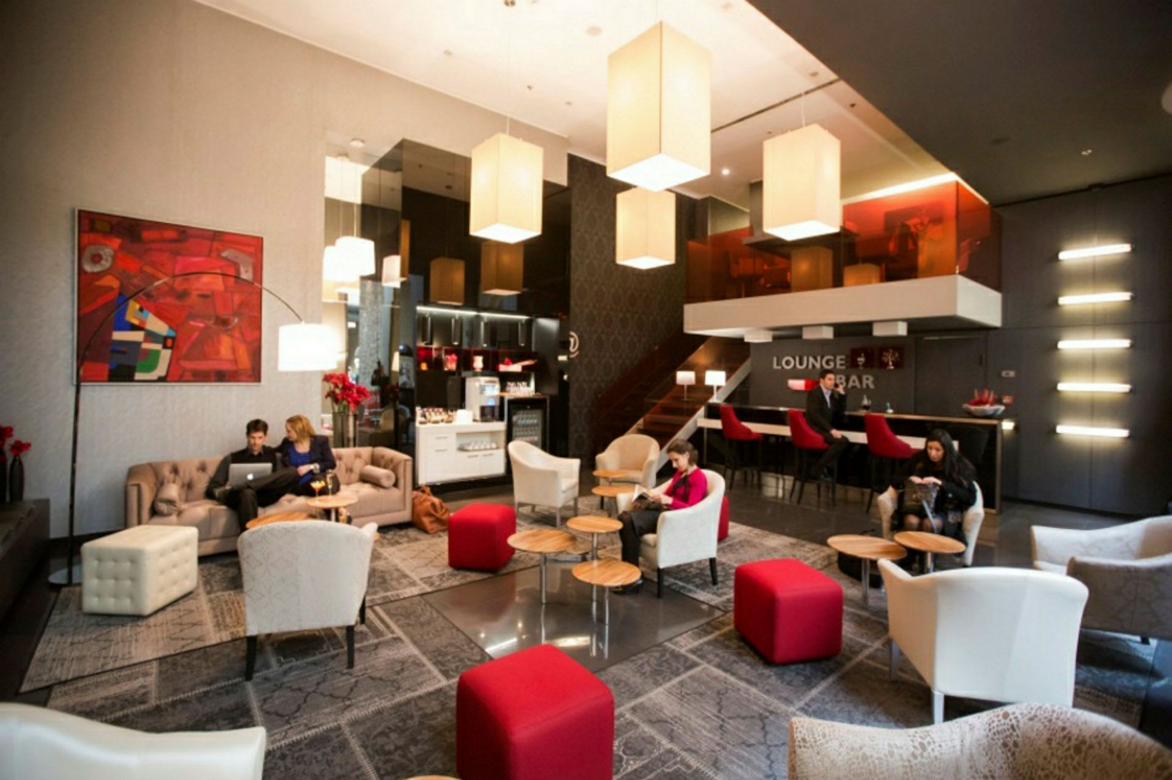 En elegant hotellounge med sittegrupper og belysning. (AI-generert tekst)