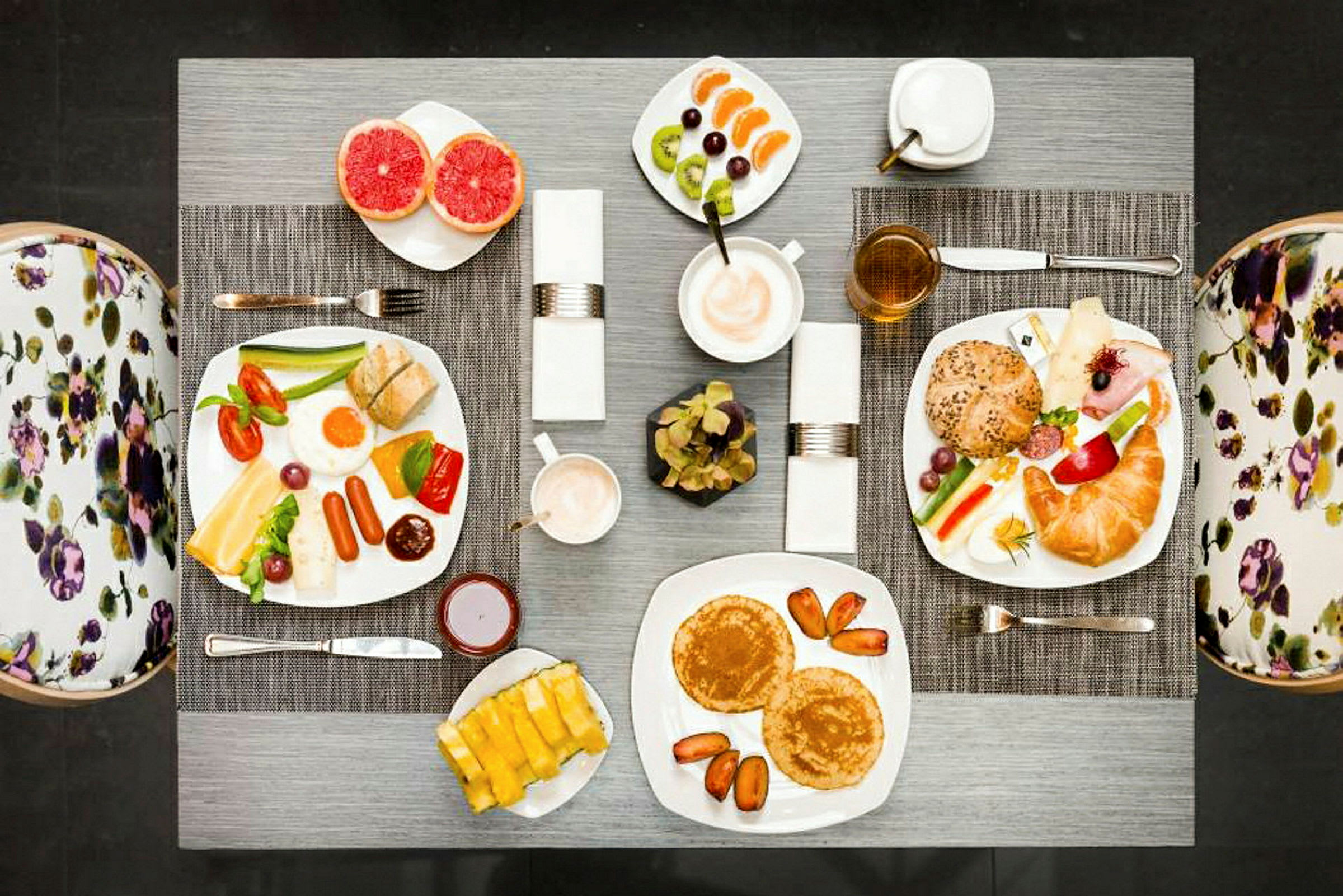 Frokostbord med forskjellige måltidsalternativer. (AI-generert tekst)
