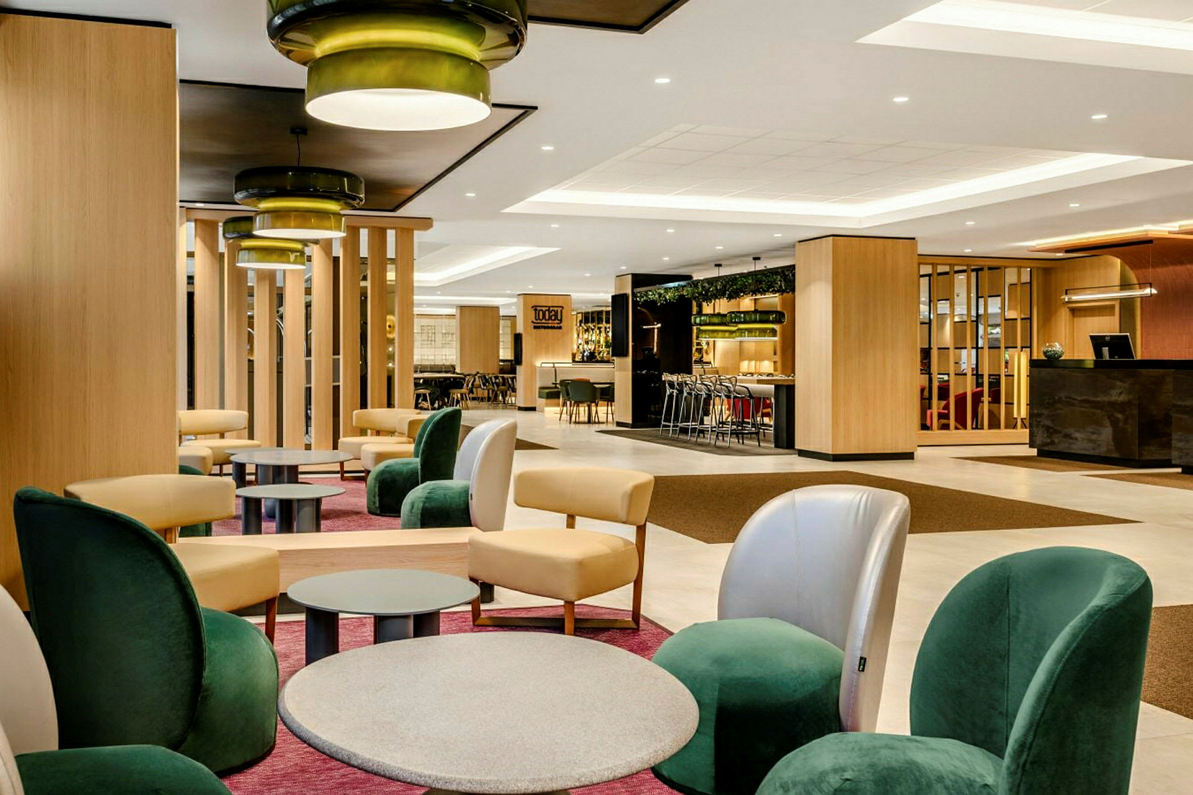 Et moderne innredet loungeområde med komfortable sittemøbler og belysning. (AI-generert tekst)