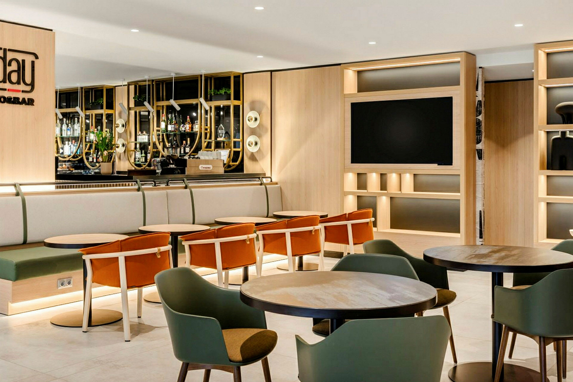 En hotellbar med sitteplasser og bord, omgitt av en moderne og lys interiørdesign. (AI-generert tekst)