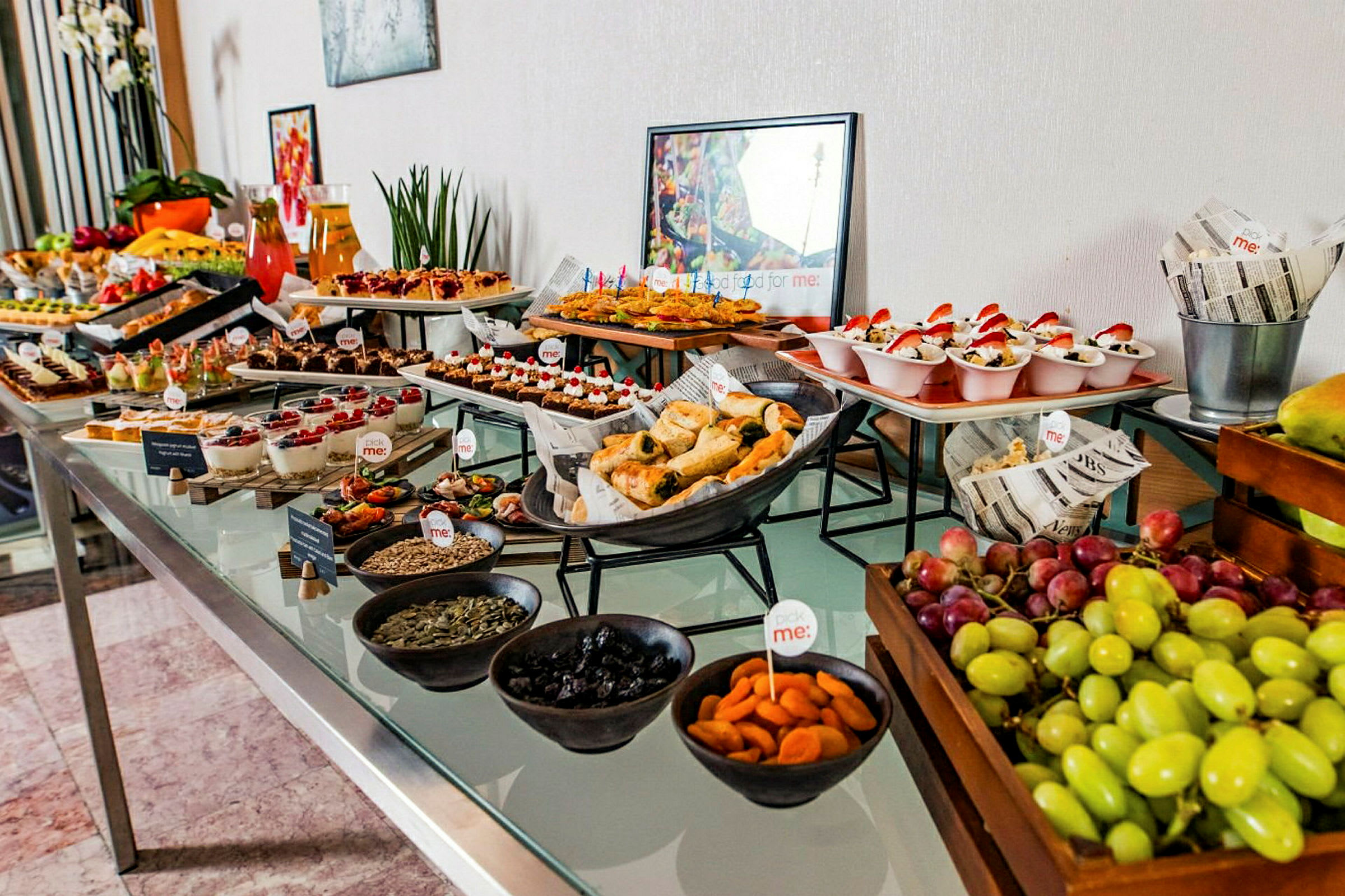 Et buffetbord med ulike retter og snacks, inkludert frukt, bakverk og desserter. (AI-generert tekst)