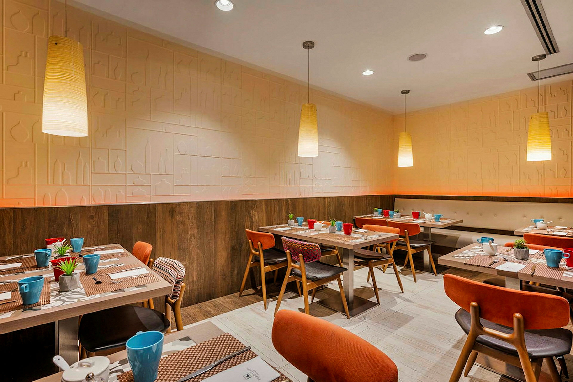 Restaurantinteriør med dekkede bord, stoler og hengende lamper. (AI-generert tekst)