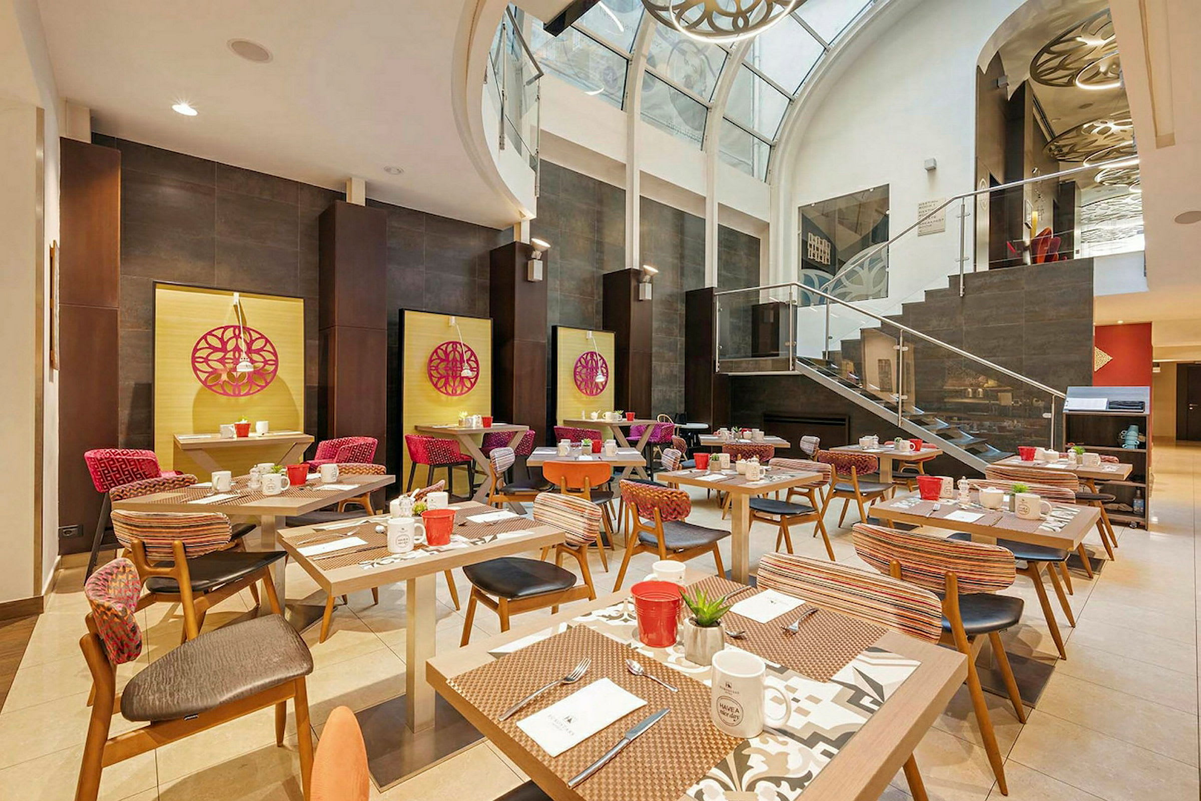 Et moderne restaurantinteriør med bord, stoler og lyse farger. (AI-generert tekst)
