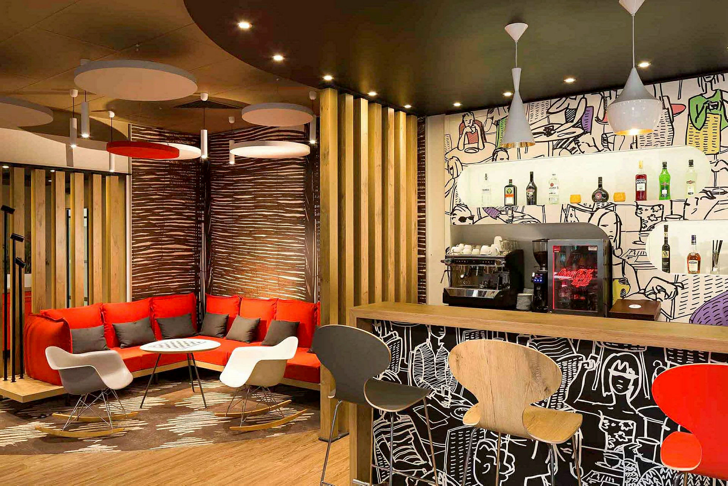 En fargerik og moderne hotellbar med sittegruppe og dekorative elementer. (AI-generert tekst)