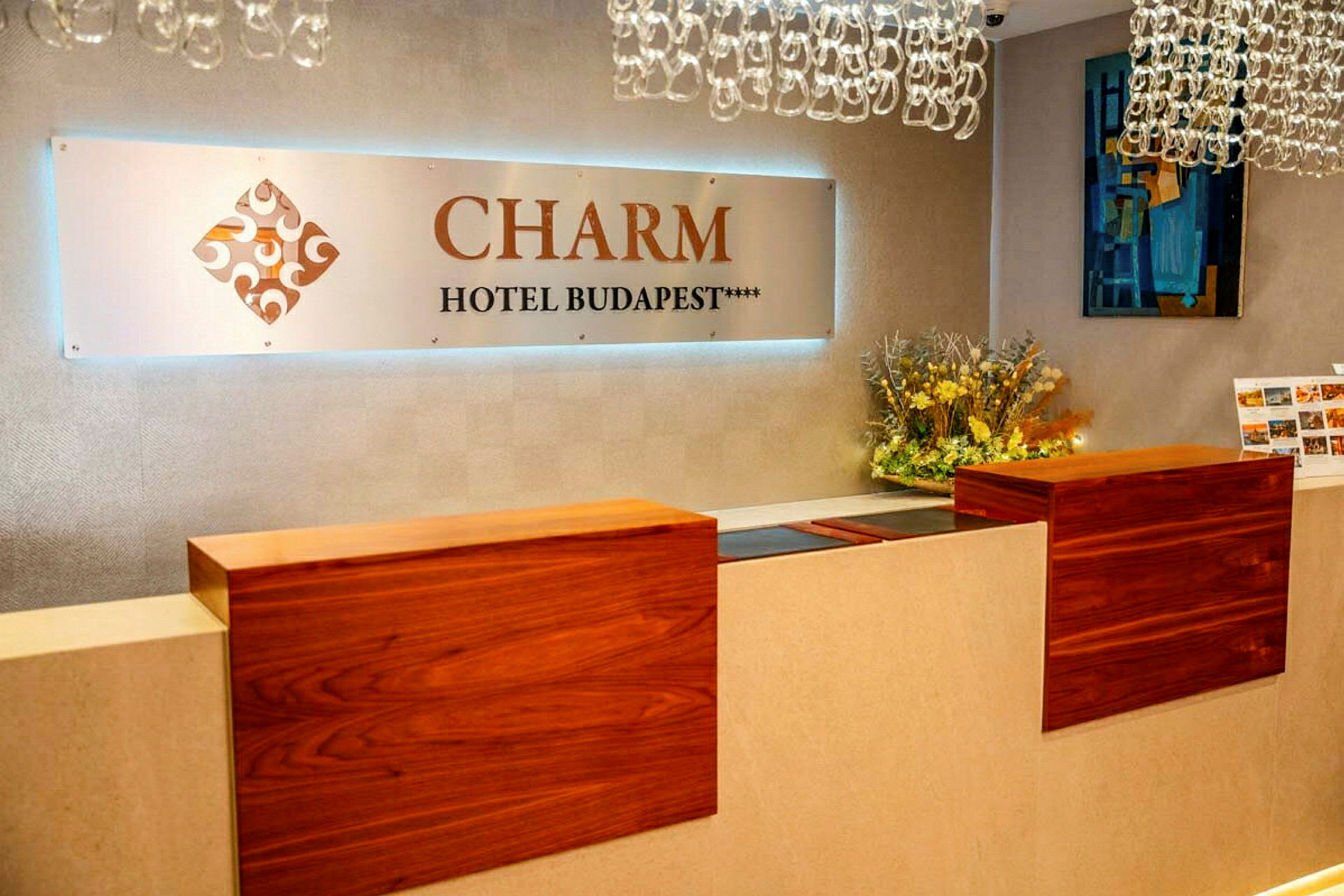 Resepsjon med skilt for hotellet "Charm Hotel Budapest". (AI-generert tekst)