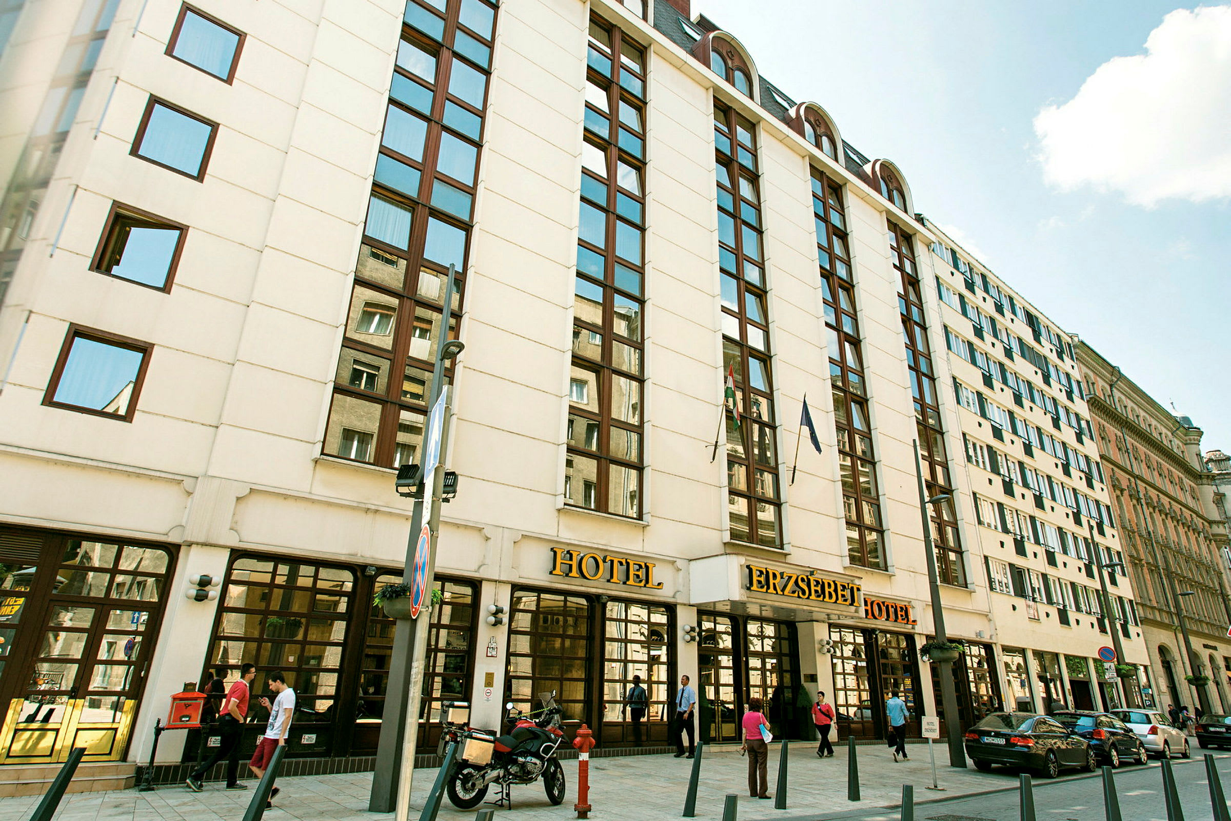 Fasaden på Erzsebet Hotel med inngang og skilt. (AI-generert tekst)