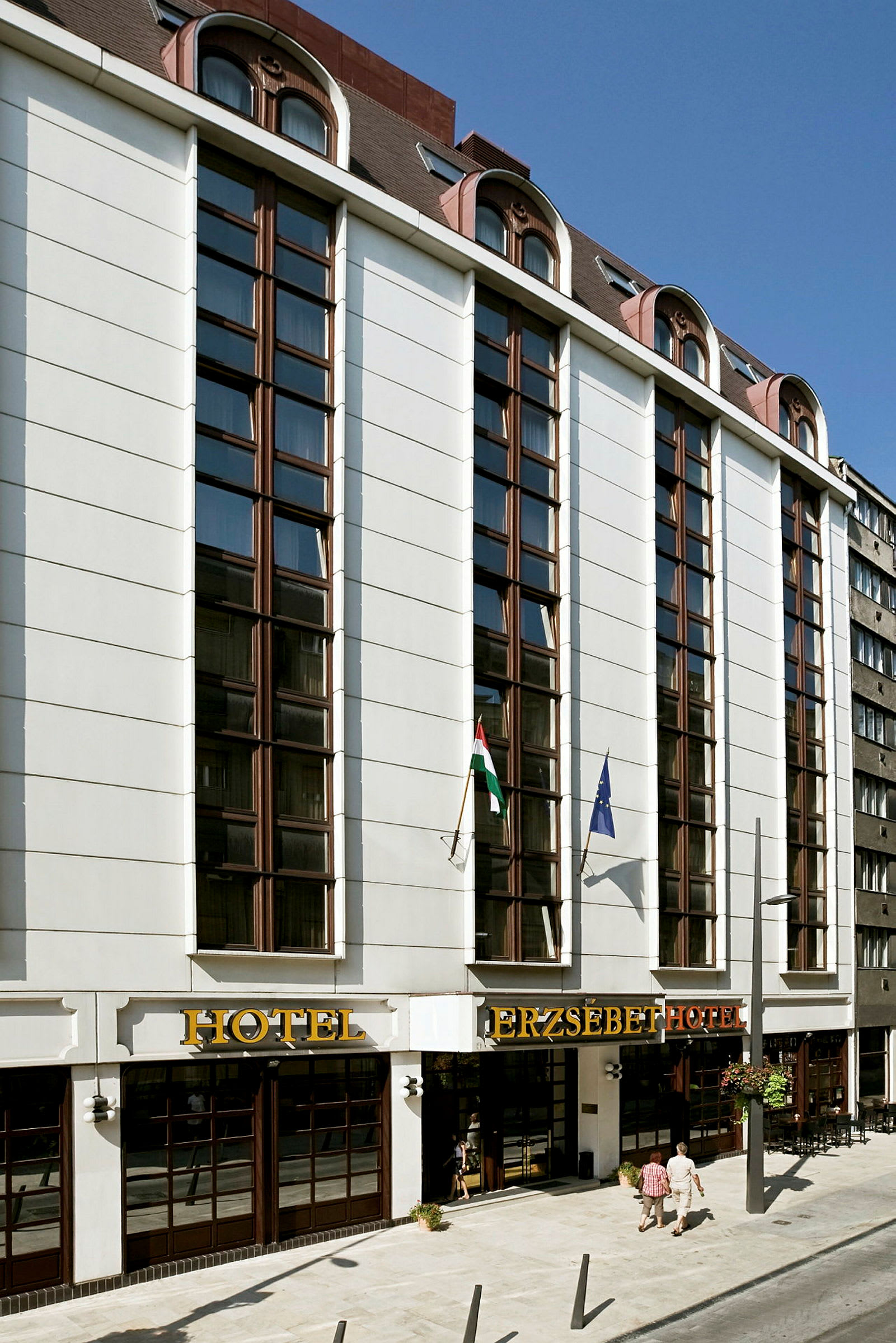Bygning med skilt der det står 'Hotel Erzsebet'. (AI-generert tekst)