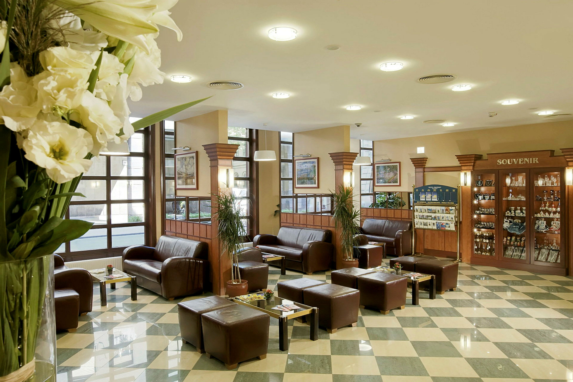 Hotellobby med sofaer, bord og suvenirer. (AI-generert tekst)