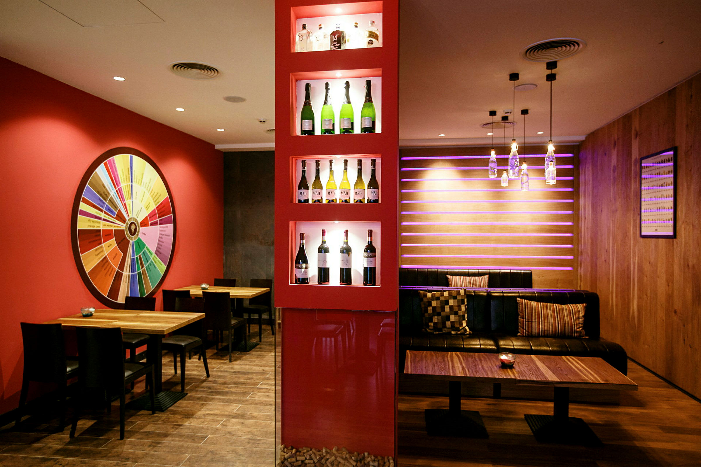 Restaurantinteriør med vinflasker på utstilling og fargerik dekorasjon. (AI-generert tekst)