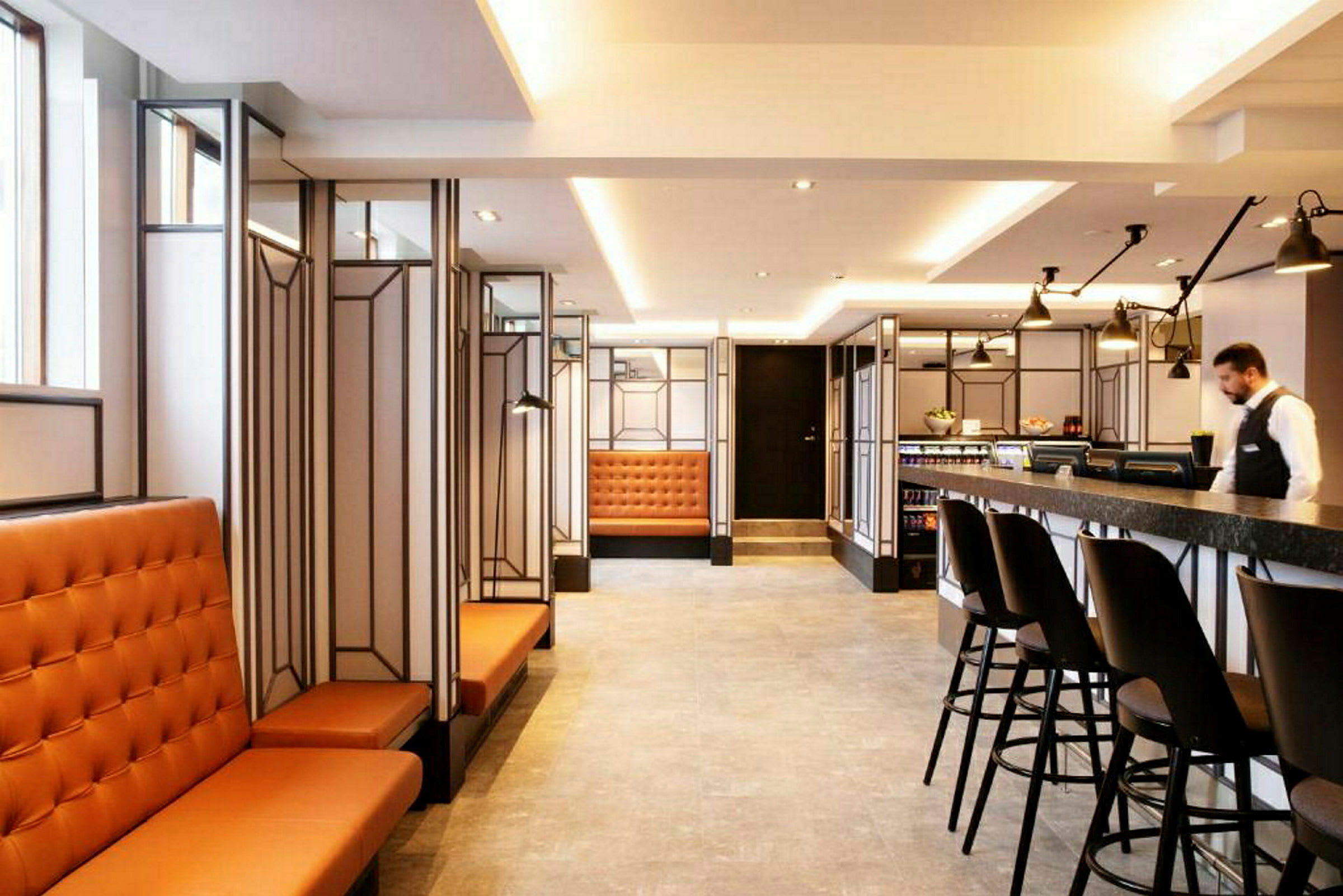 En hotellobby med moderne møbler og et serviceområde. (AI-generert tekst)