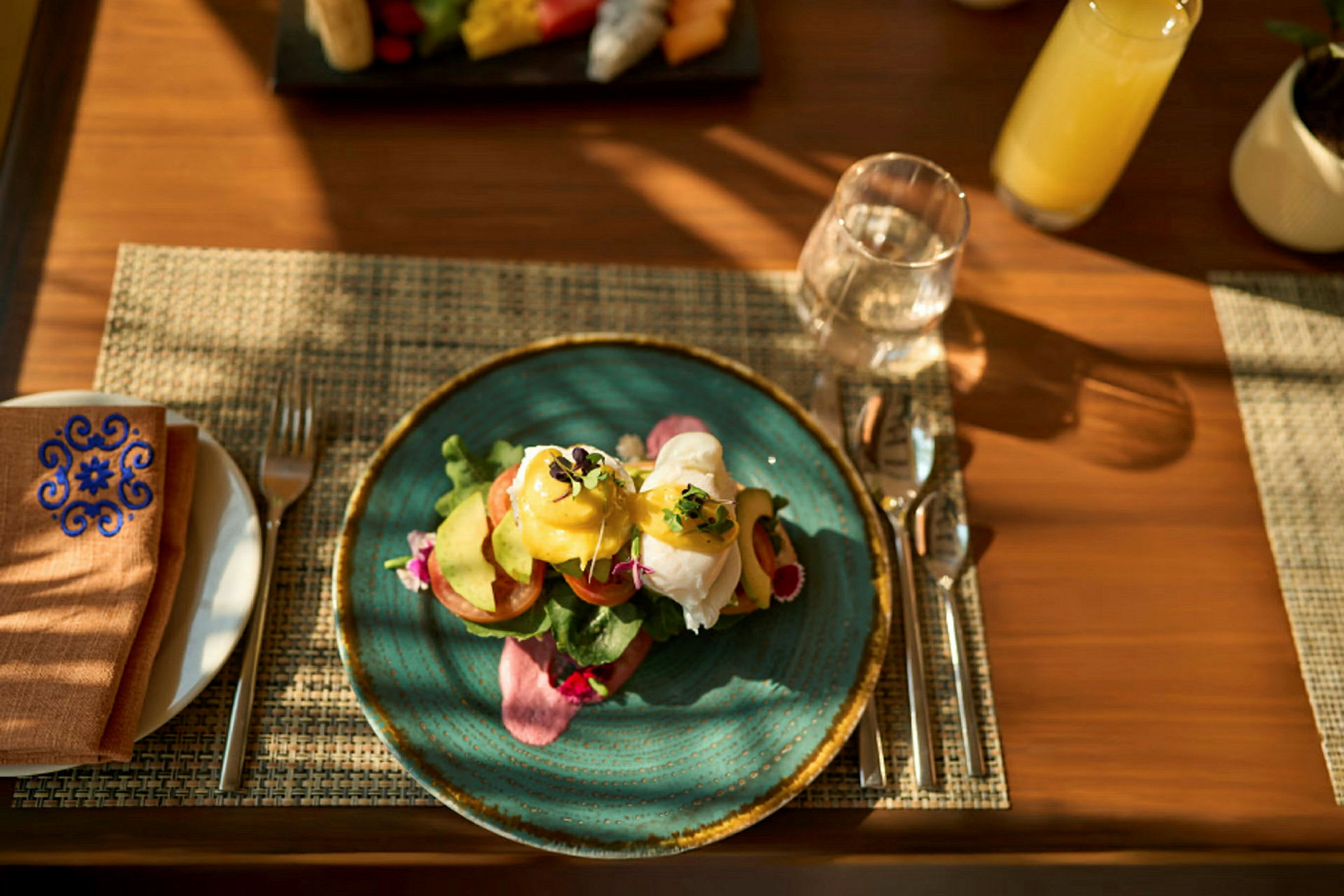 En tallerken med mat på en restaurant, inkludert et frokostlignende oppsett med egg og salat. (AI-generert tekst)