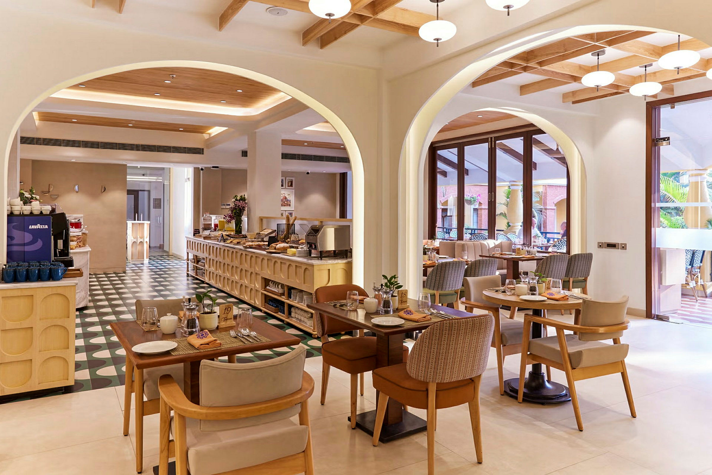 Restaurant med moderne tremøbler, innbydende interiør og spiseområde. (AI-generert tekst)