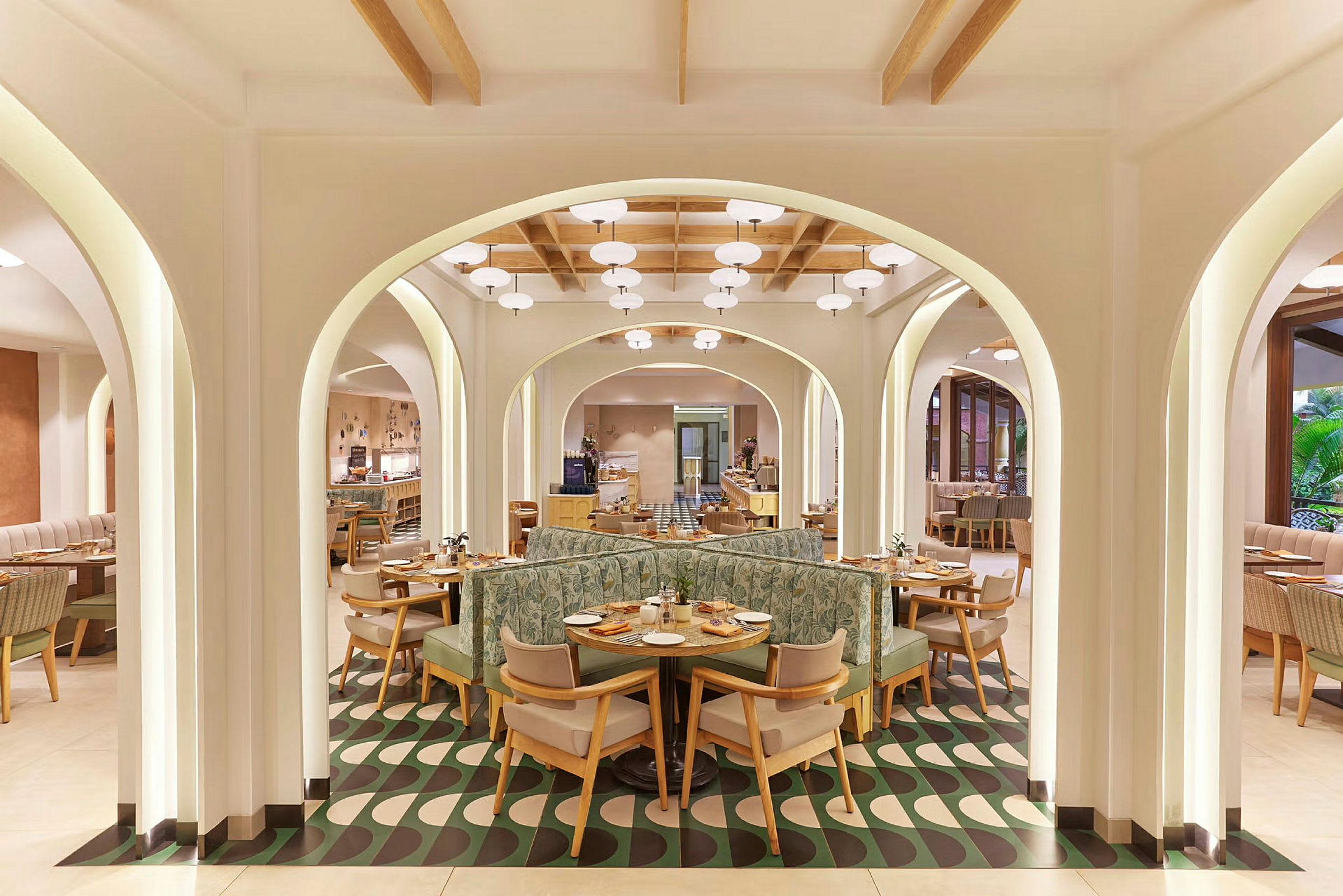 Restaurant med moderne innredning og buede hvelvinger. (AI-generert tekst)