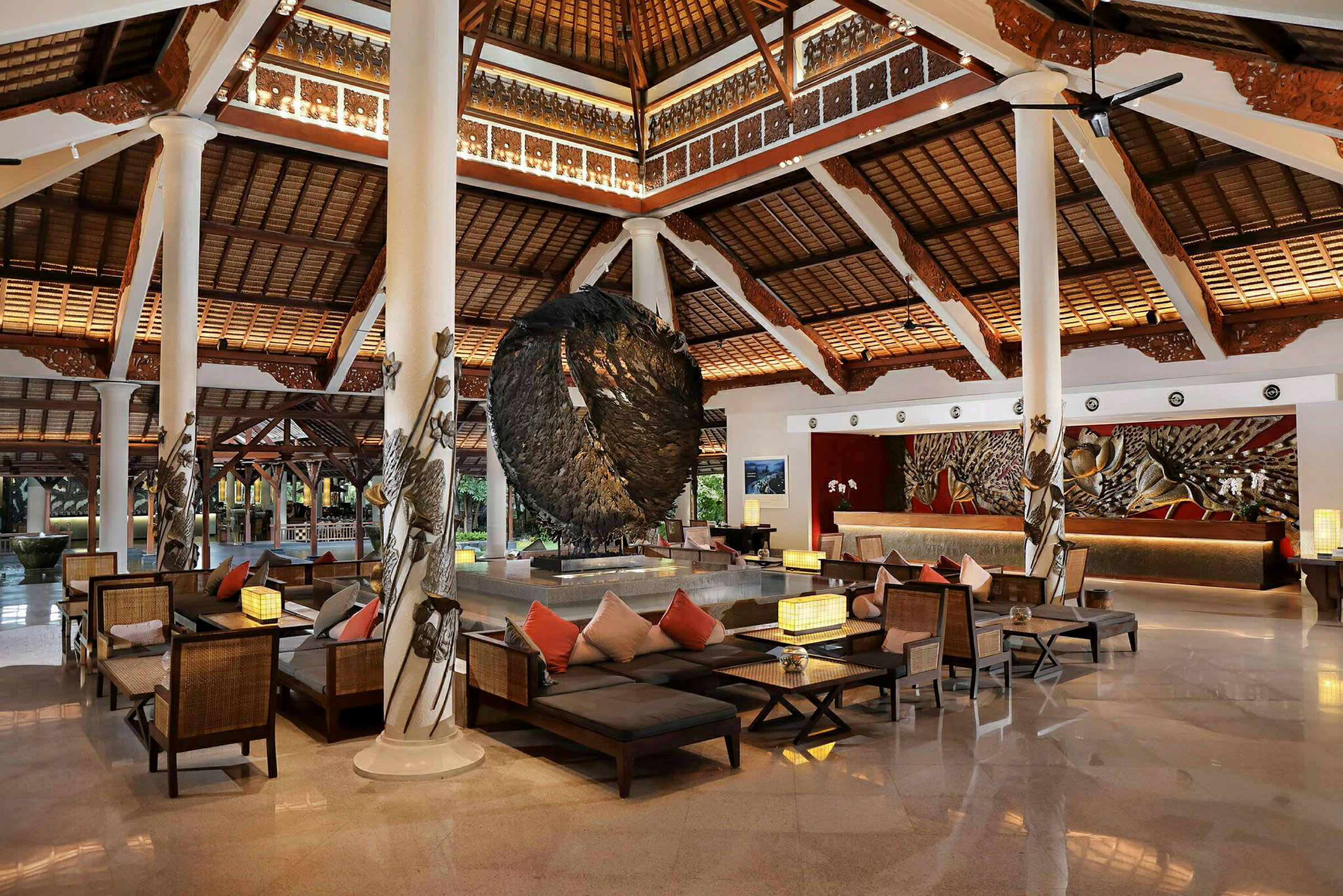 En elegant hotellobby med høyt tak, sittemøbler og dekorative detaljer. (AI-generert tekst)