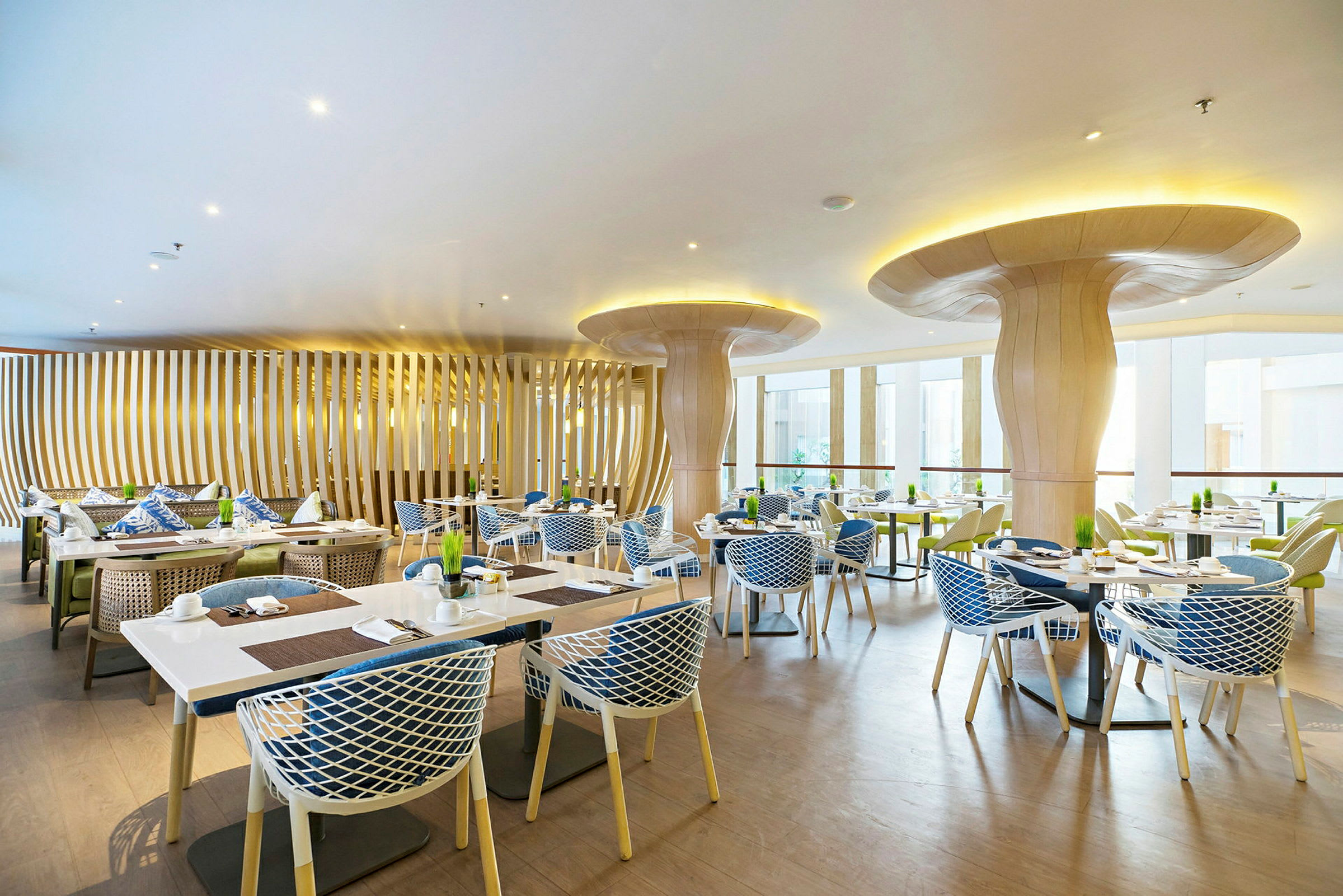 En moderne restaurant med elegante møbler og unikt design. (AI-generert tekst)