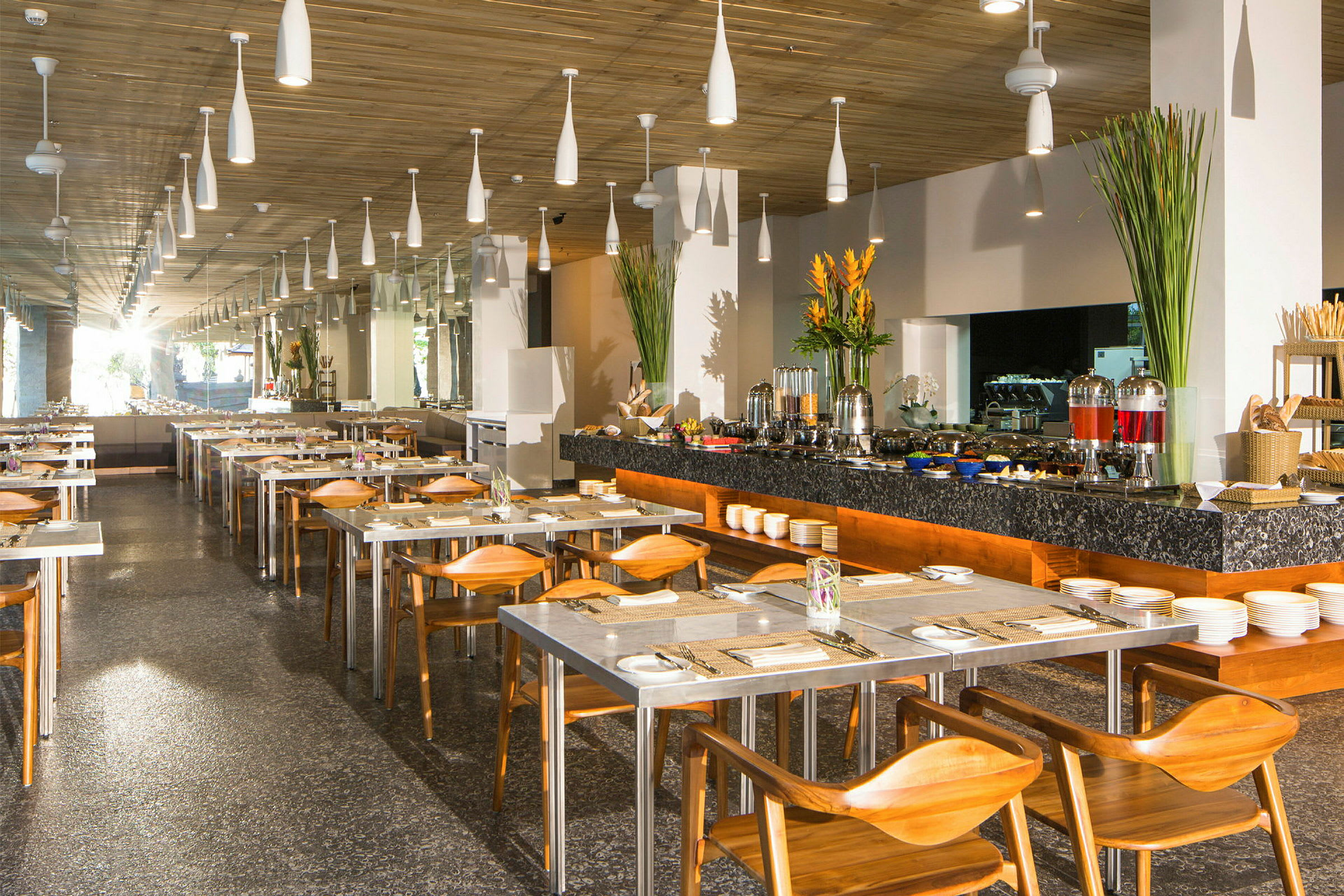 Interiøret i en restaurant med dekkede bord og en buffé med ulike drikker og tilbehør. (AI-generert tekst)