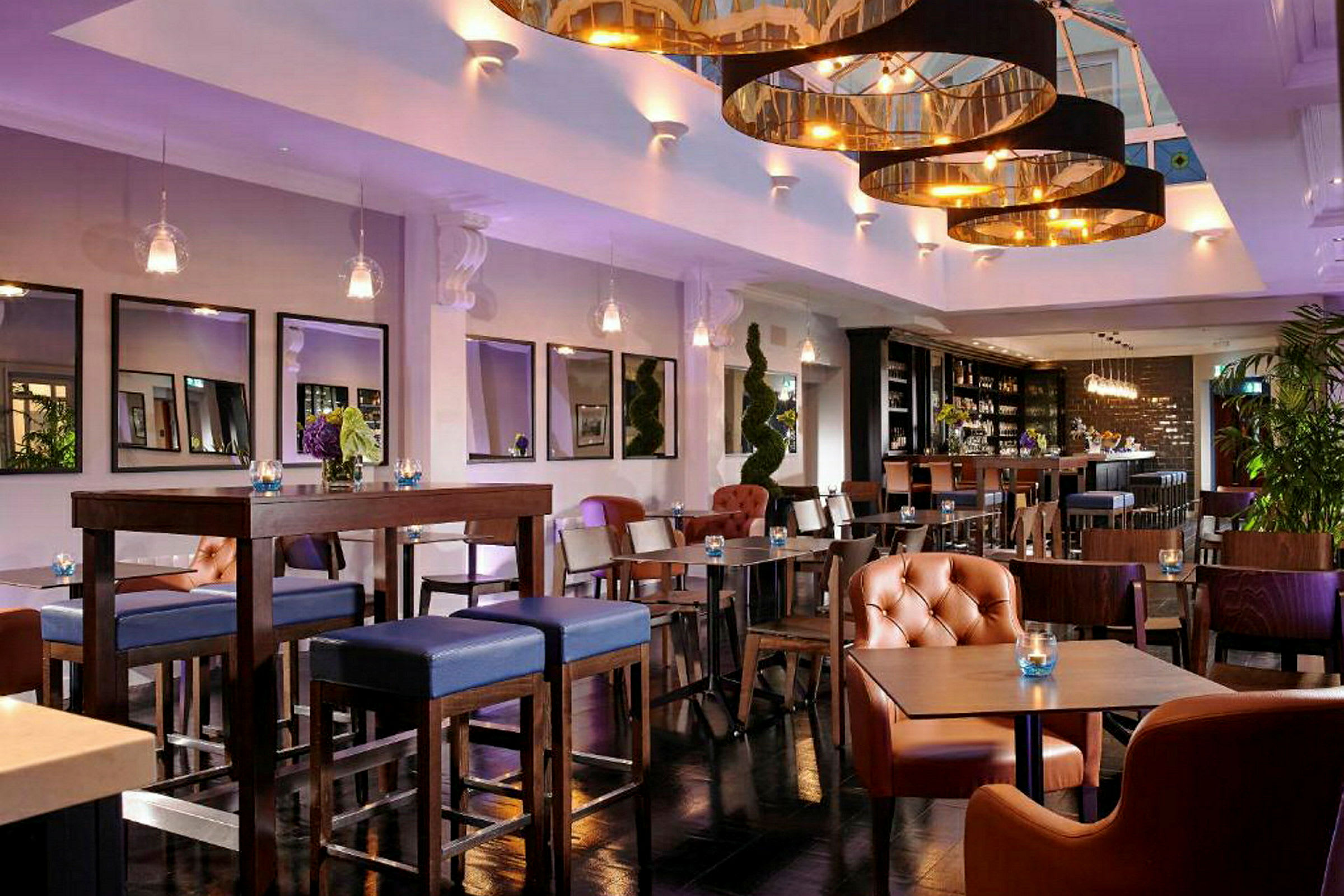 En elegant restaurant med moderne møbler og dempet belysning. (AI-generert tekst)