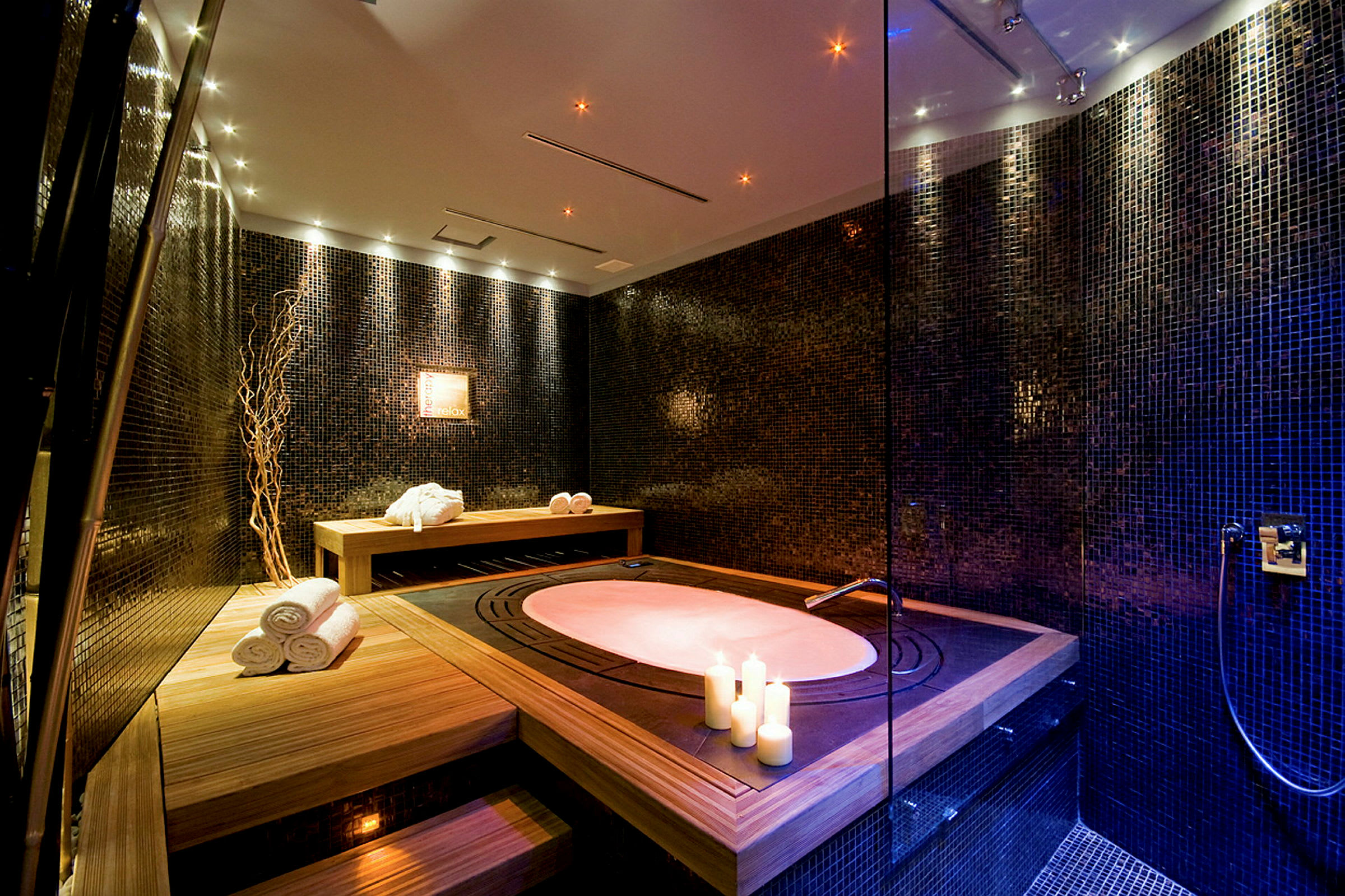 Et elegant spa-rom med innebygd jacuzzi, tredetaljer og myk belysning. (AI-generert tekst)