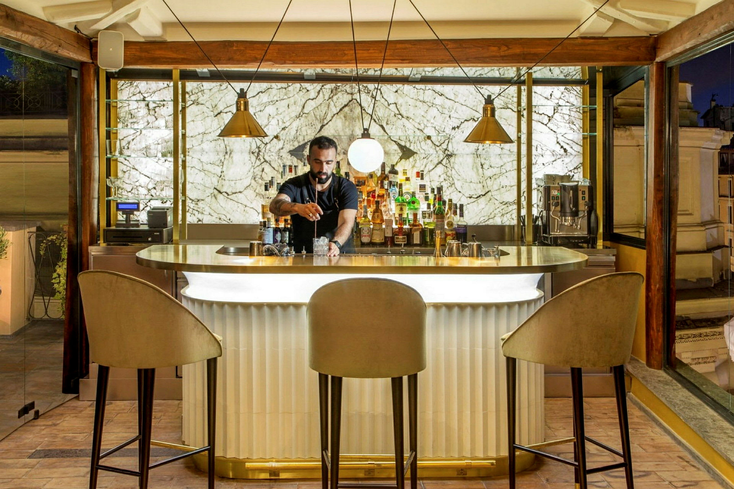 En elegant bar med marmorbakgrunn og tre stoler foran. (AI-generert tekst)