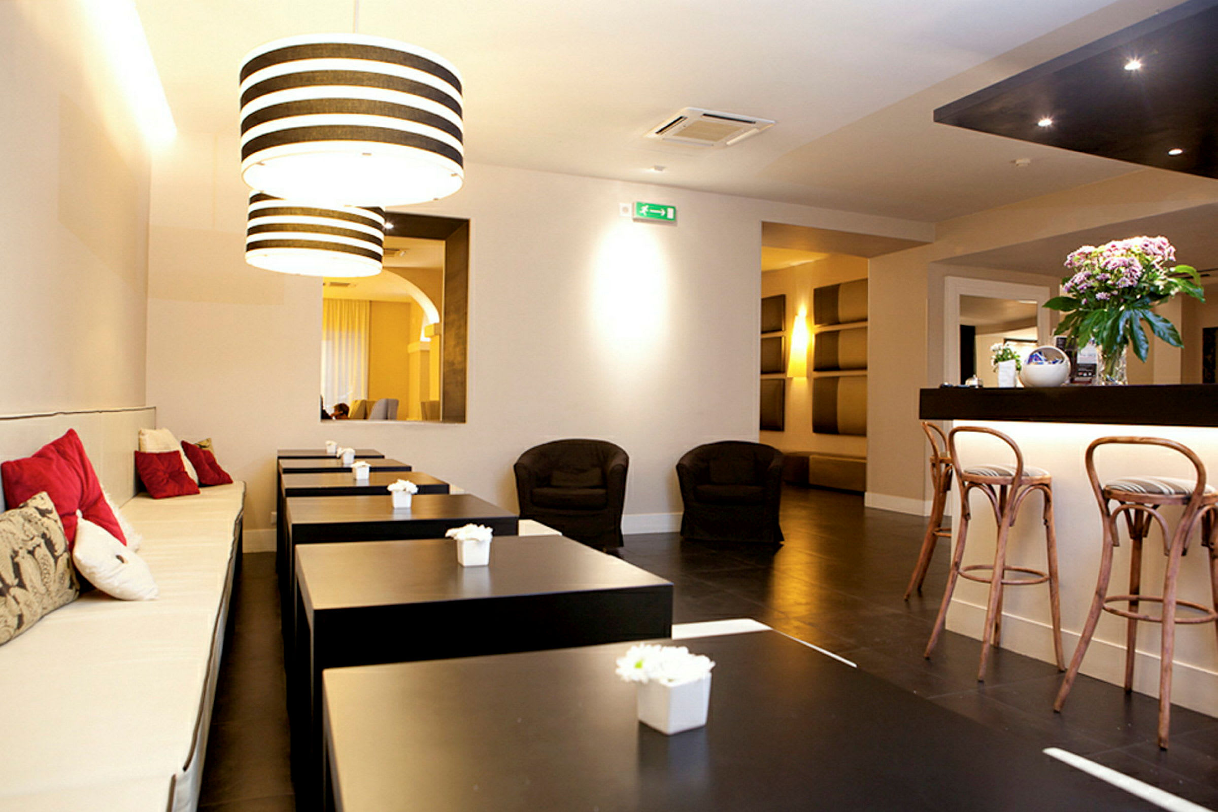 En moderne kafé med sitteplasser og dekorative lamper. (AI-generert tekst)