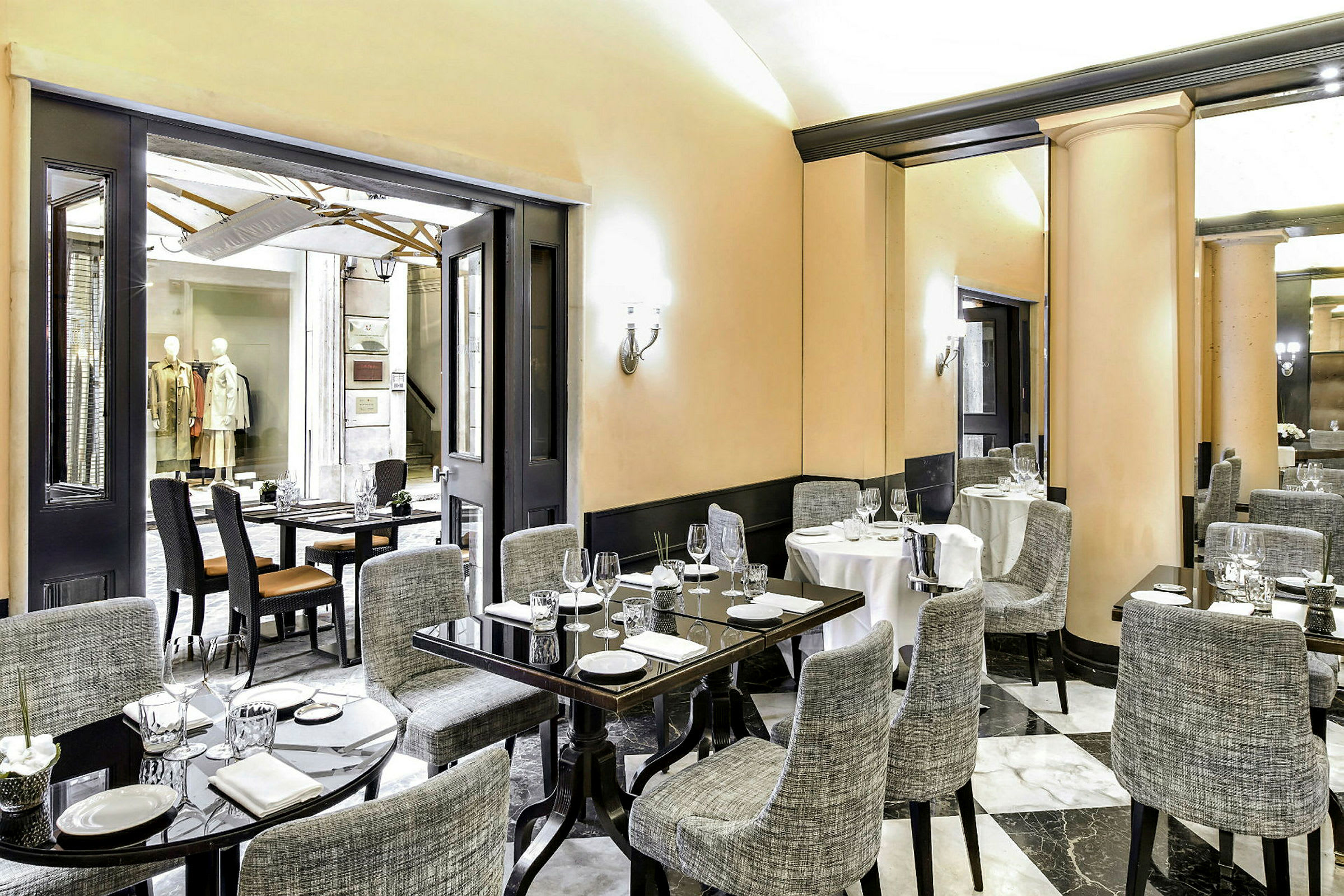 En elegant restaurant med dekket bord og stoler. (AI-generert tekst)