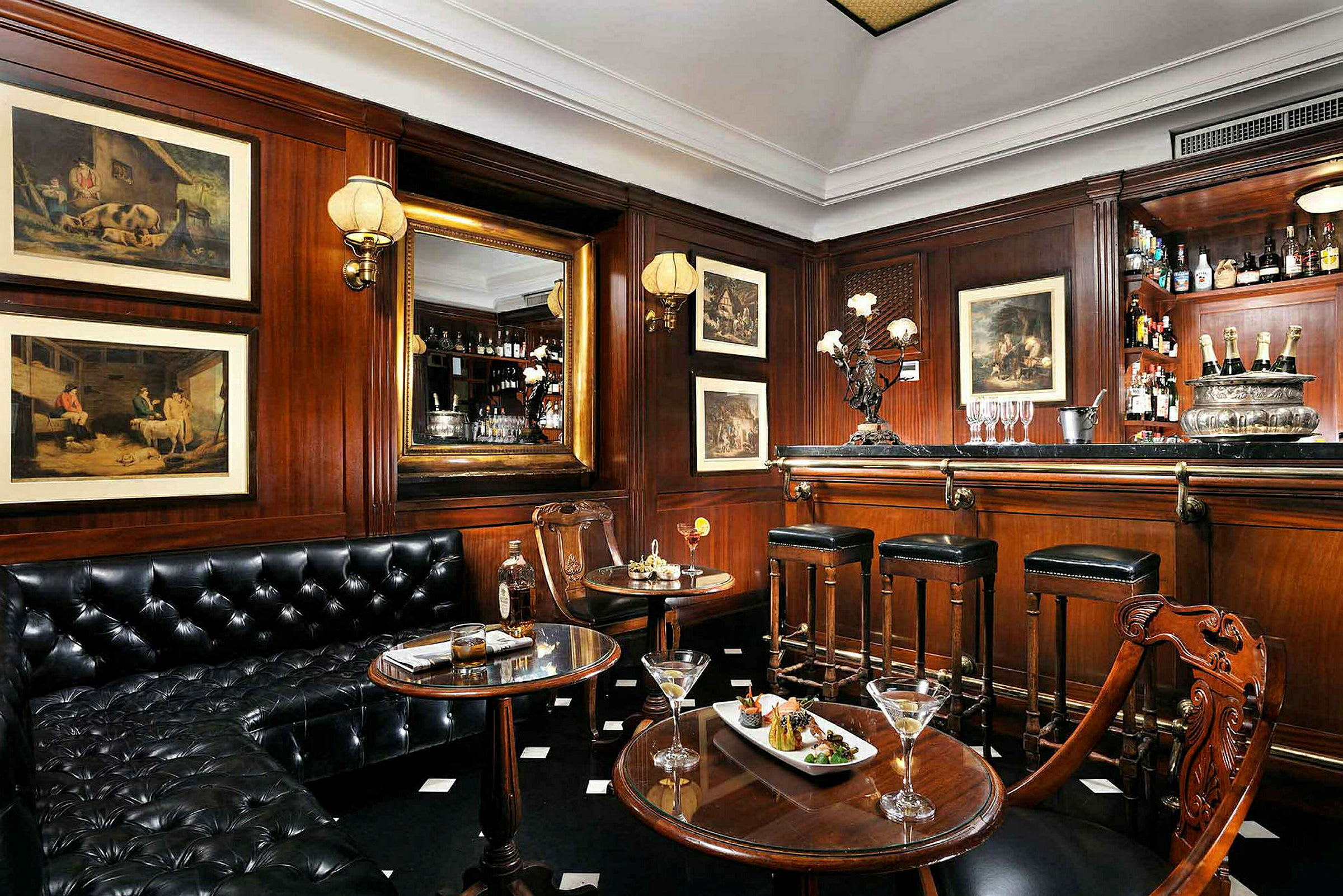 En elegant bar med sitteplasser, bord, mat og drikke, omgitt av trepaneler og dekorative malerier. (AI-generert tekst)