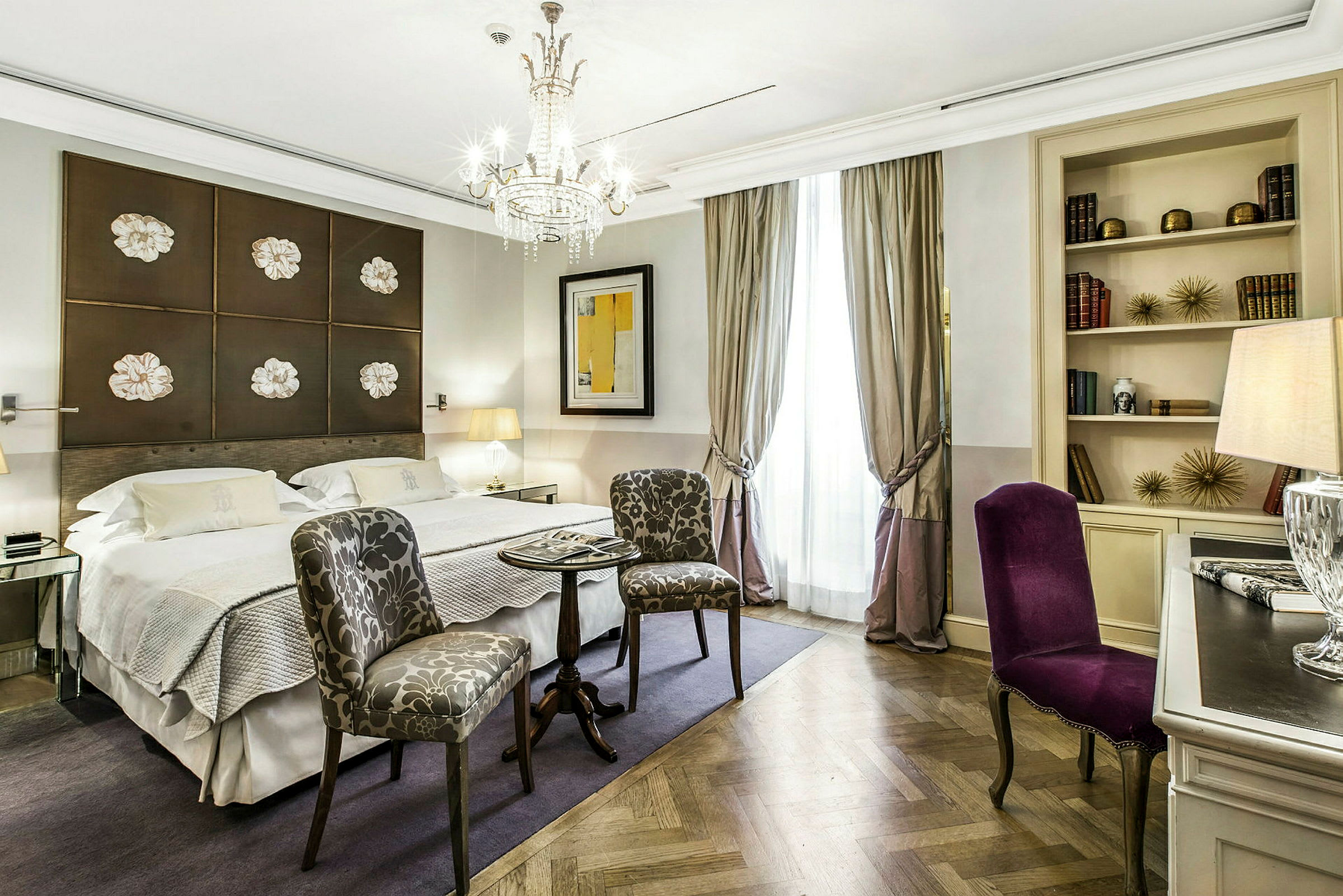 Luksuriøst hotellrom med dobbeltseng, marmorgulv og elegant interiør. (AI-generert tekst)