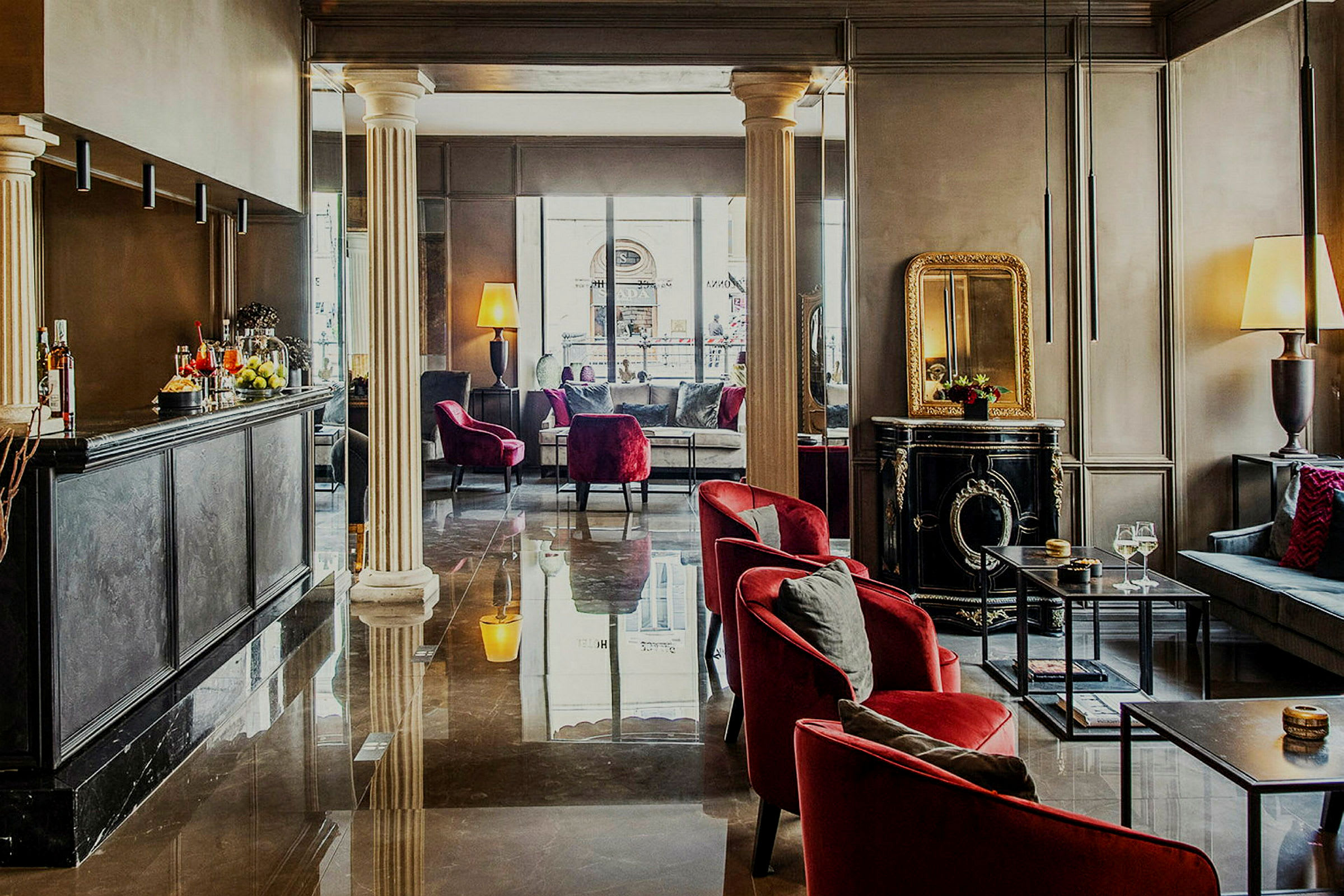 Elegant hotellobby med sittegrupper og dekorative elementer. (AI-generert tekst)