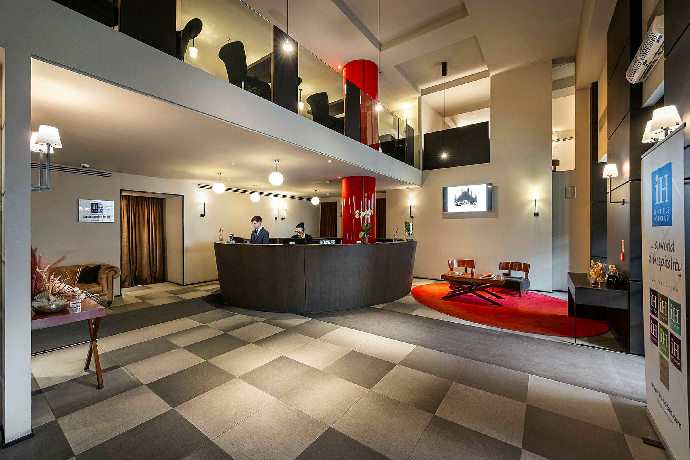 Hotellresepsjon og lobbyområde med moderne interiør og sitteplasser. (AI-generert tekst)