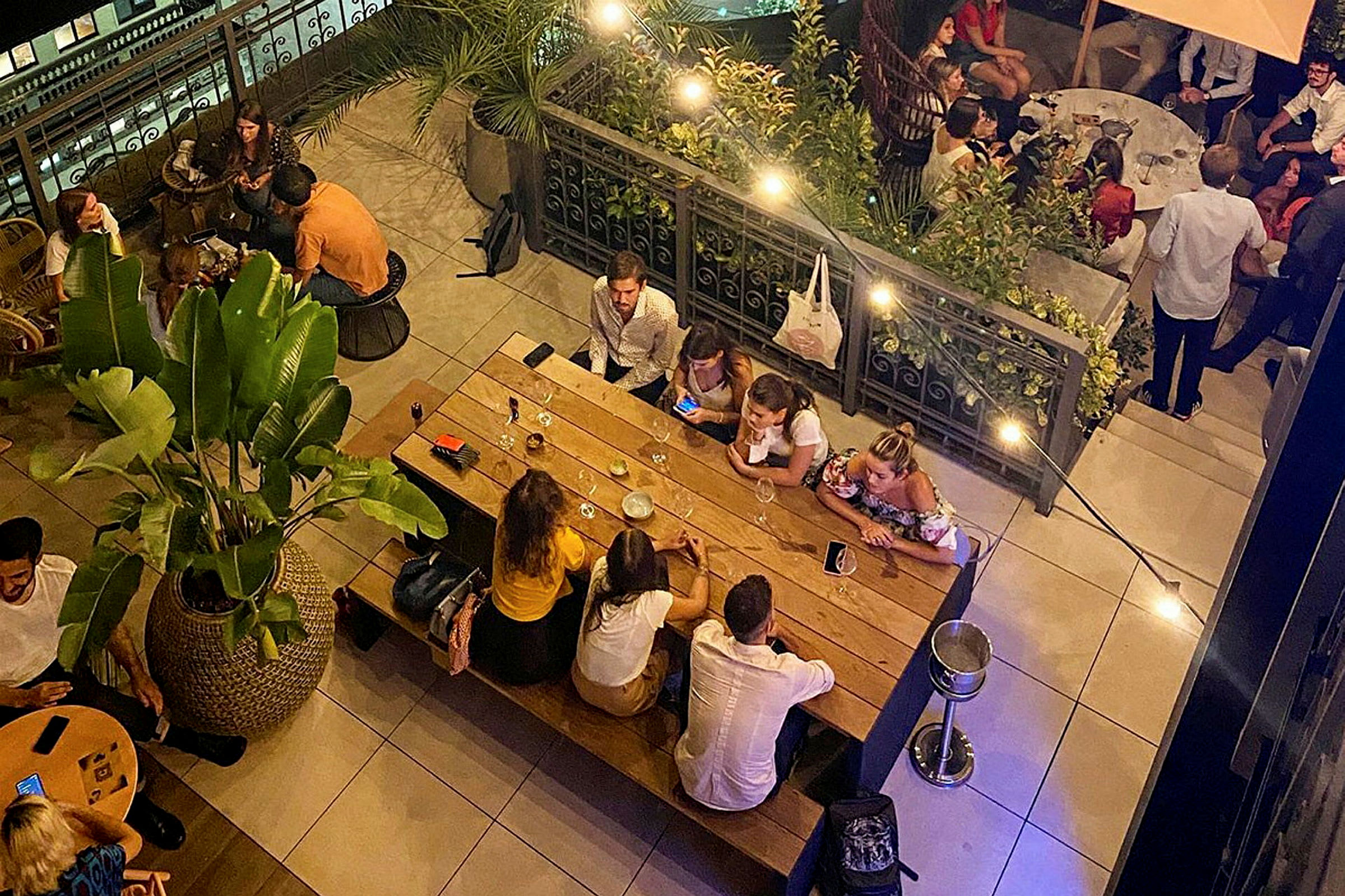 En restaurant med mennesker som sitter ved bord og spiser i en avslappet atmosfære. (AI-generert tekst)