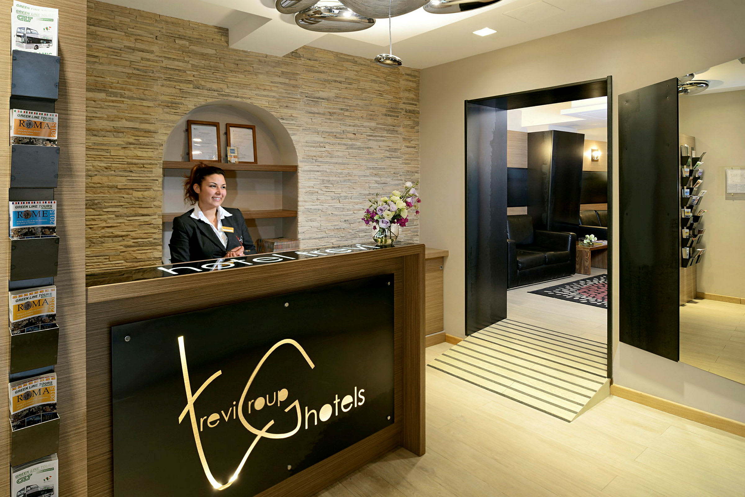 Resepsjonsdisken på et hotell med elegant interiør. (AI-generert tekst)