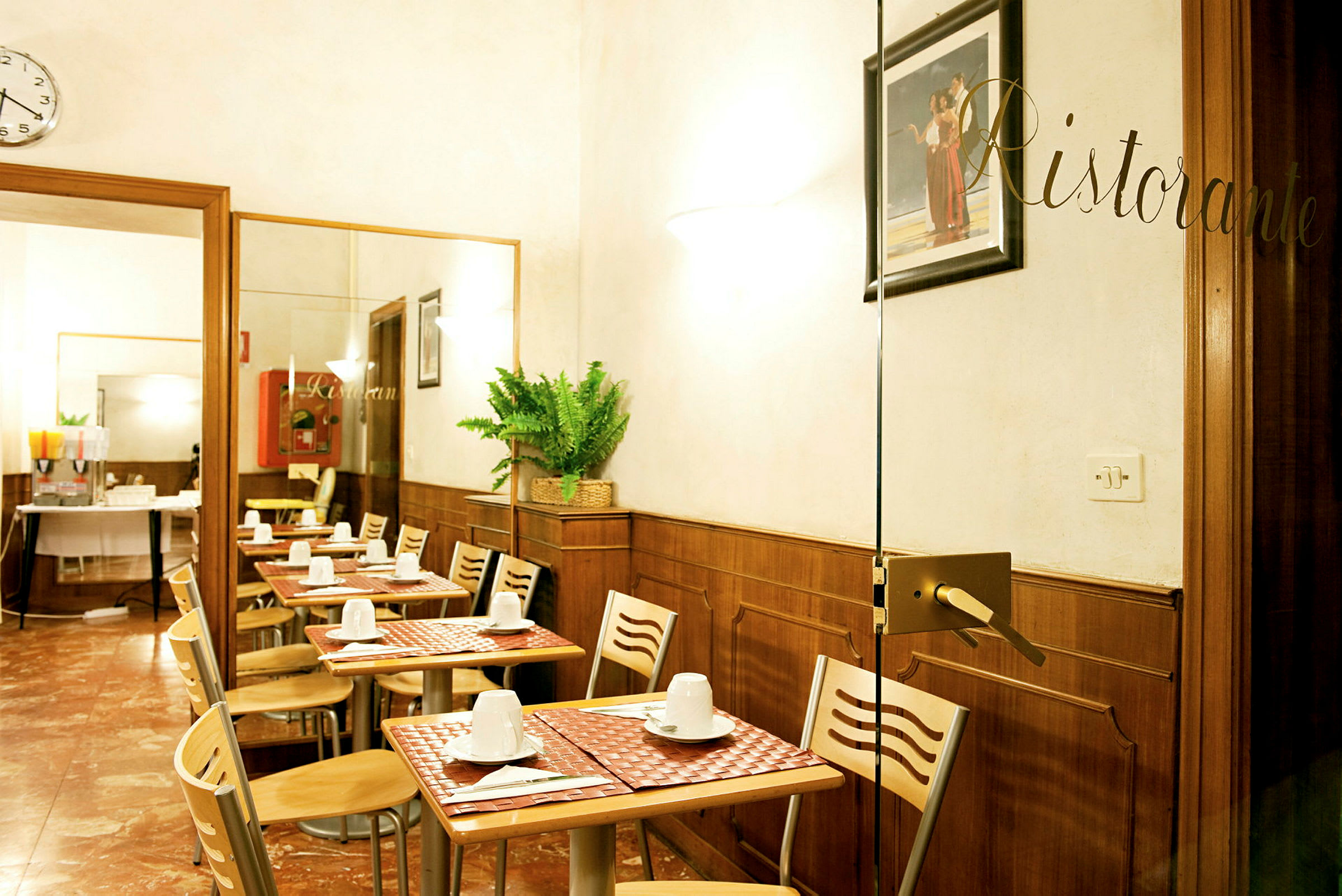 Bilde av en liten restaurant med dekkede bord og stoler. (AI-generert tekst)
