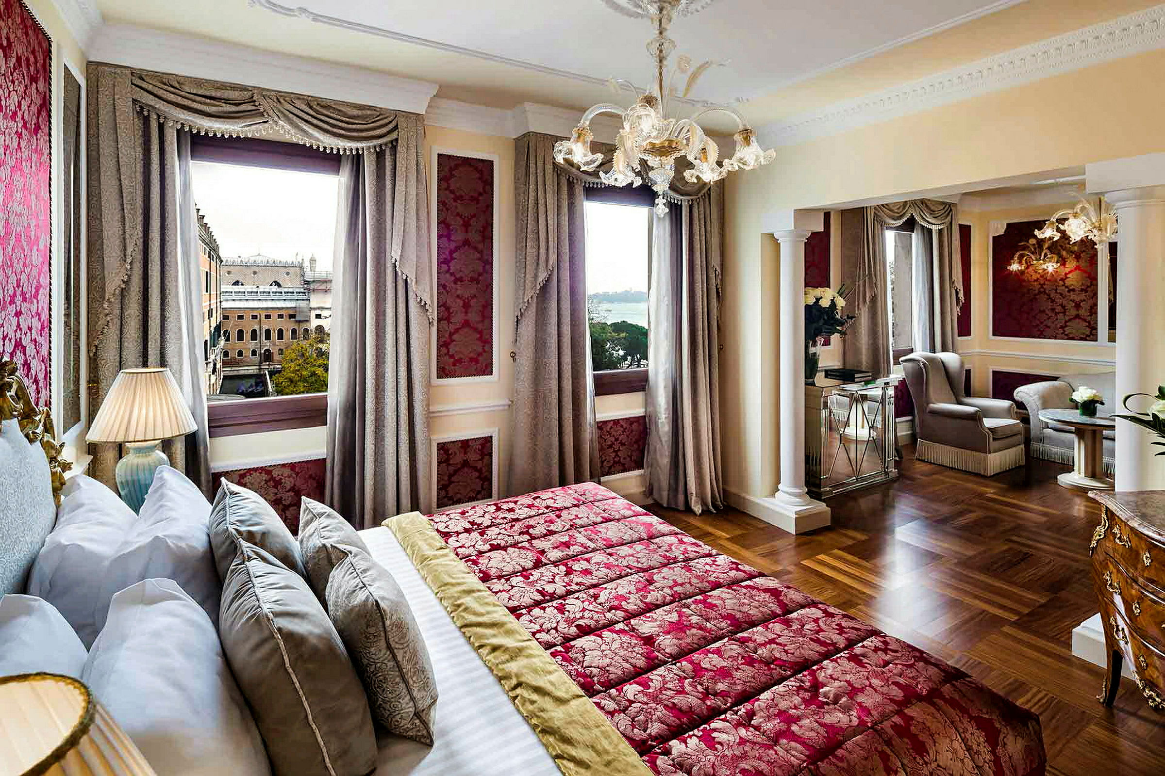 En elegant innredet hotellsuite med rød dekor og utsikt gjennom vinduet. (AI-generert tekst)