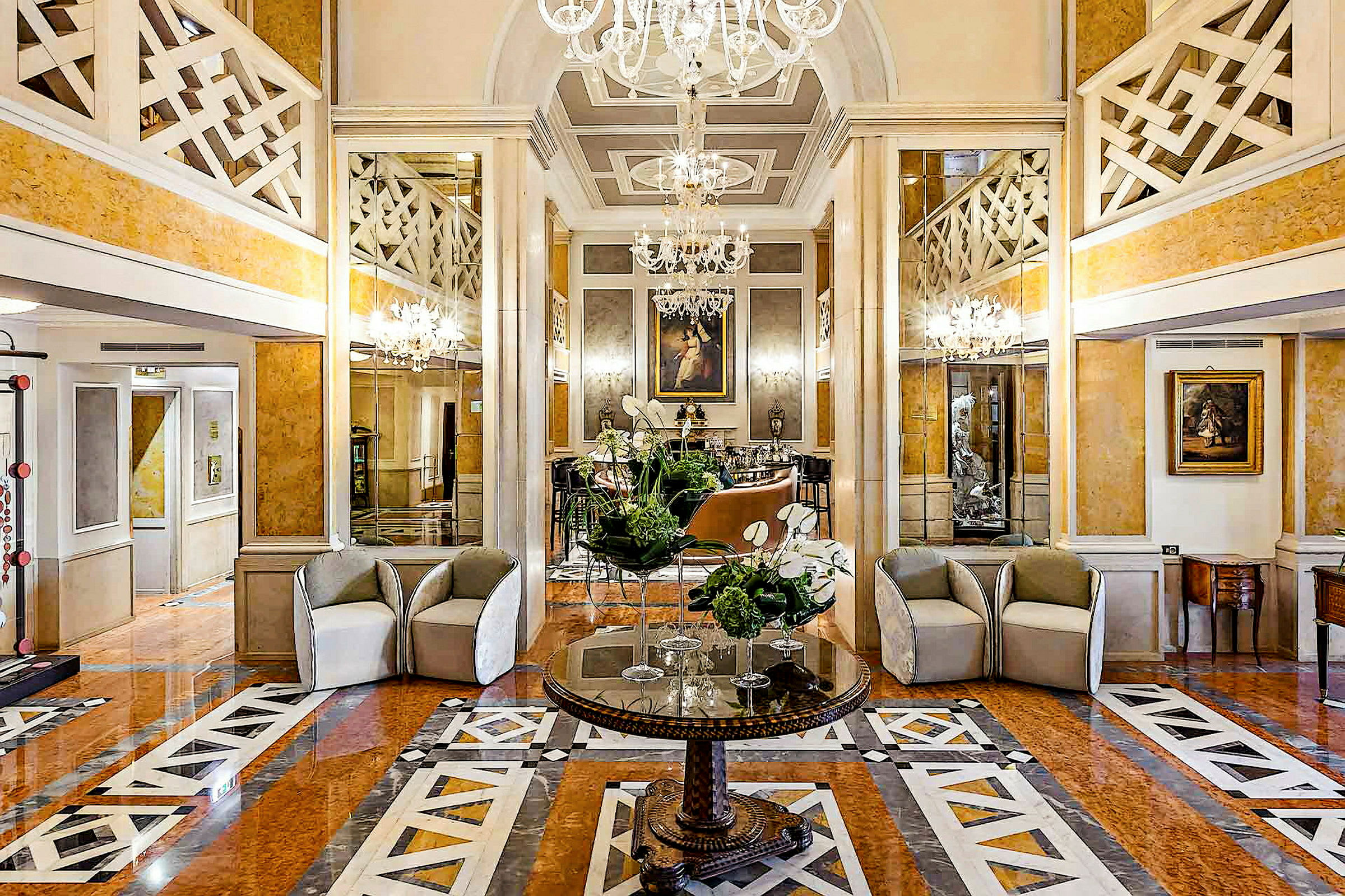 En elegant hotellobby med høye tak, marmorgulv og krystallkroner. (AI-generert tekst)