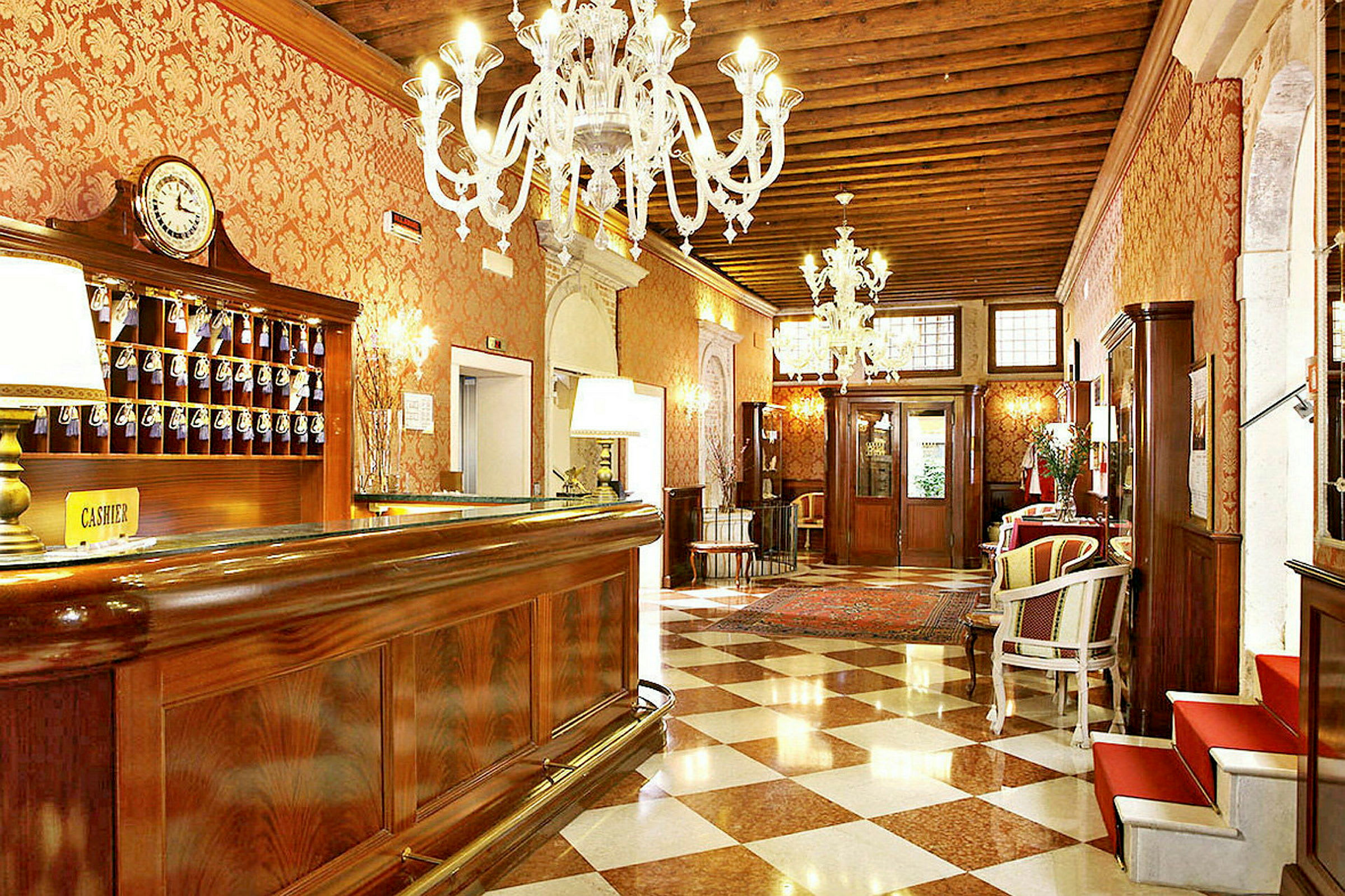 Hotellobby med resepsjon, elegant innredet med lysekroner og marmorgulv. (AI-generert tekst)