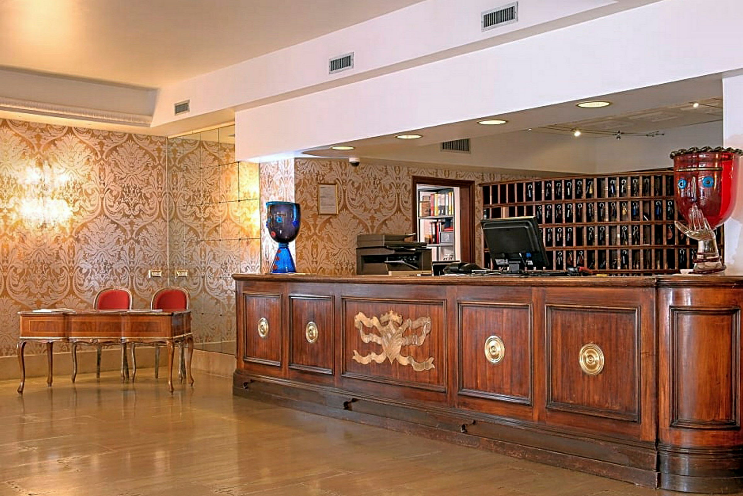 Resepsjon i en hotellobby med et dekorativt skrivebord og en trebenk. (AI-generert tekst)